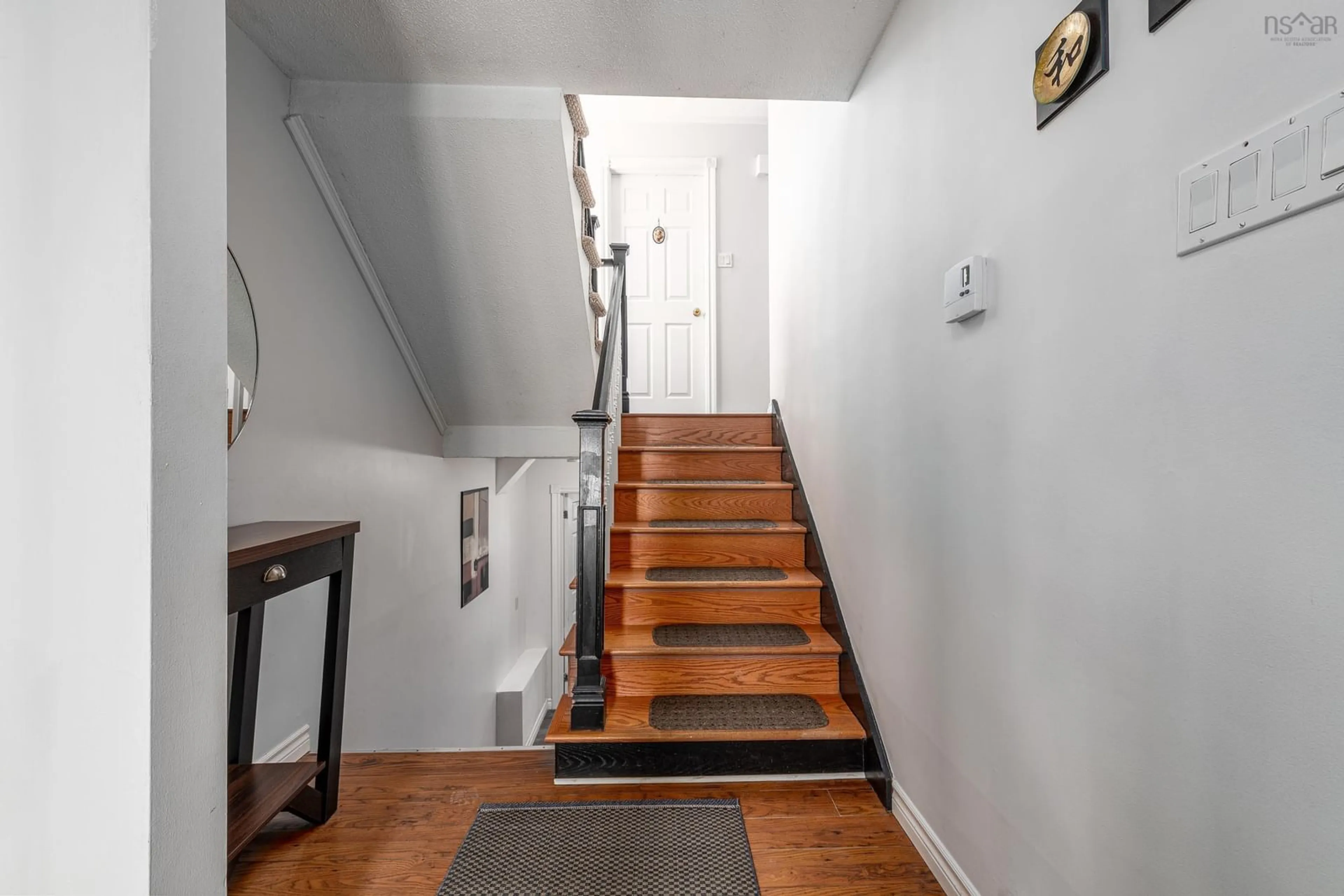 Indoor foyer for 14 Remington Crt, Halifax Nova Scotia B3M 3Y6