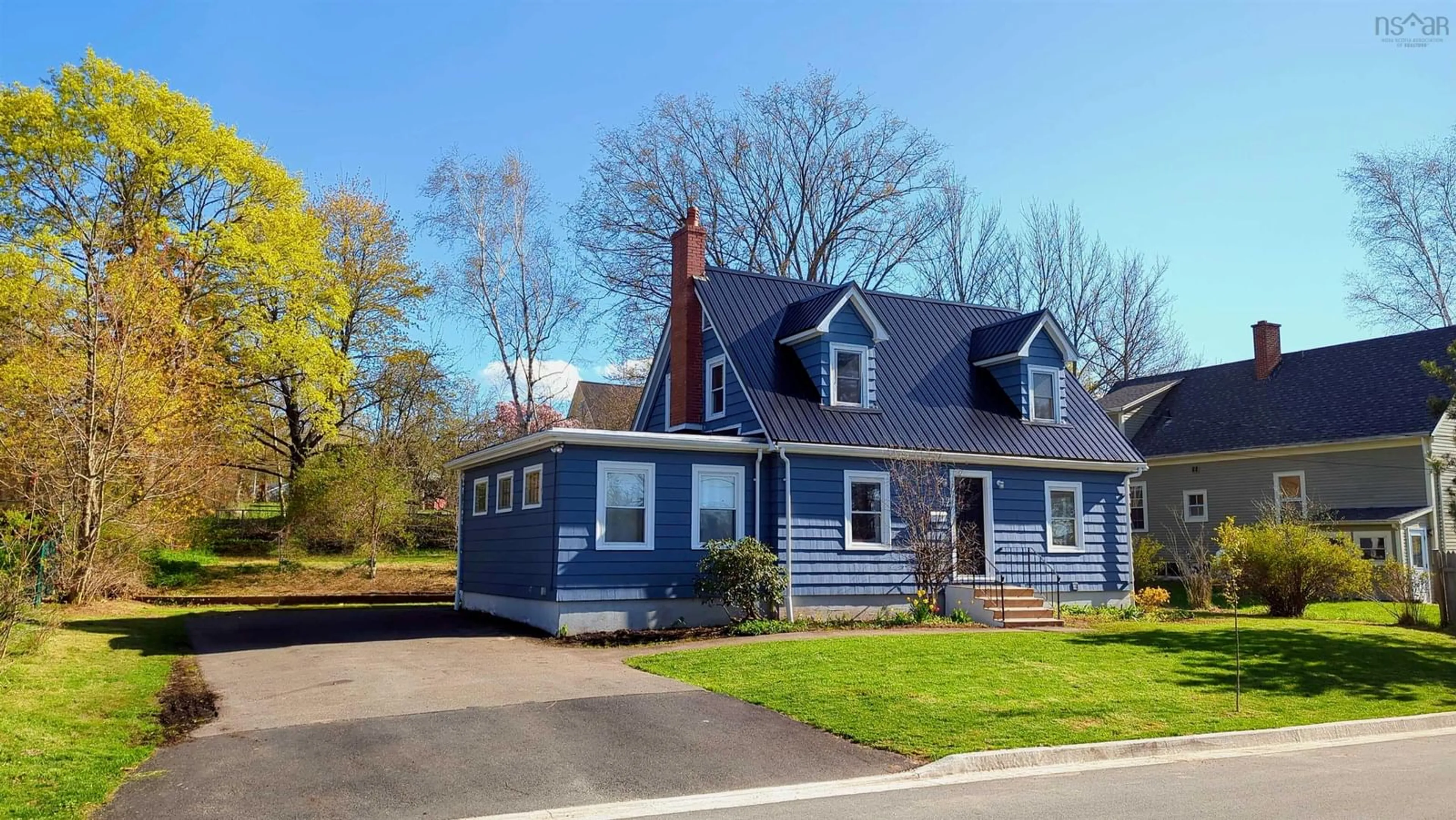 Home with vinyl exterior material, street for 12 Fairfield St, Wolfville Nova Scotia B4P 1L9