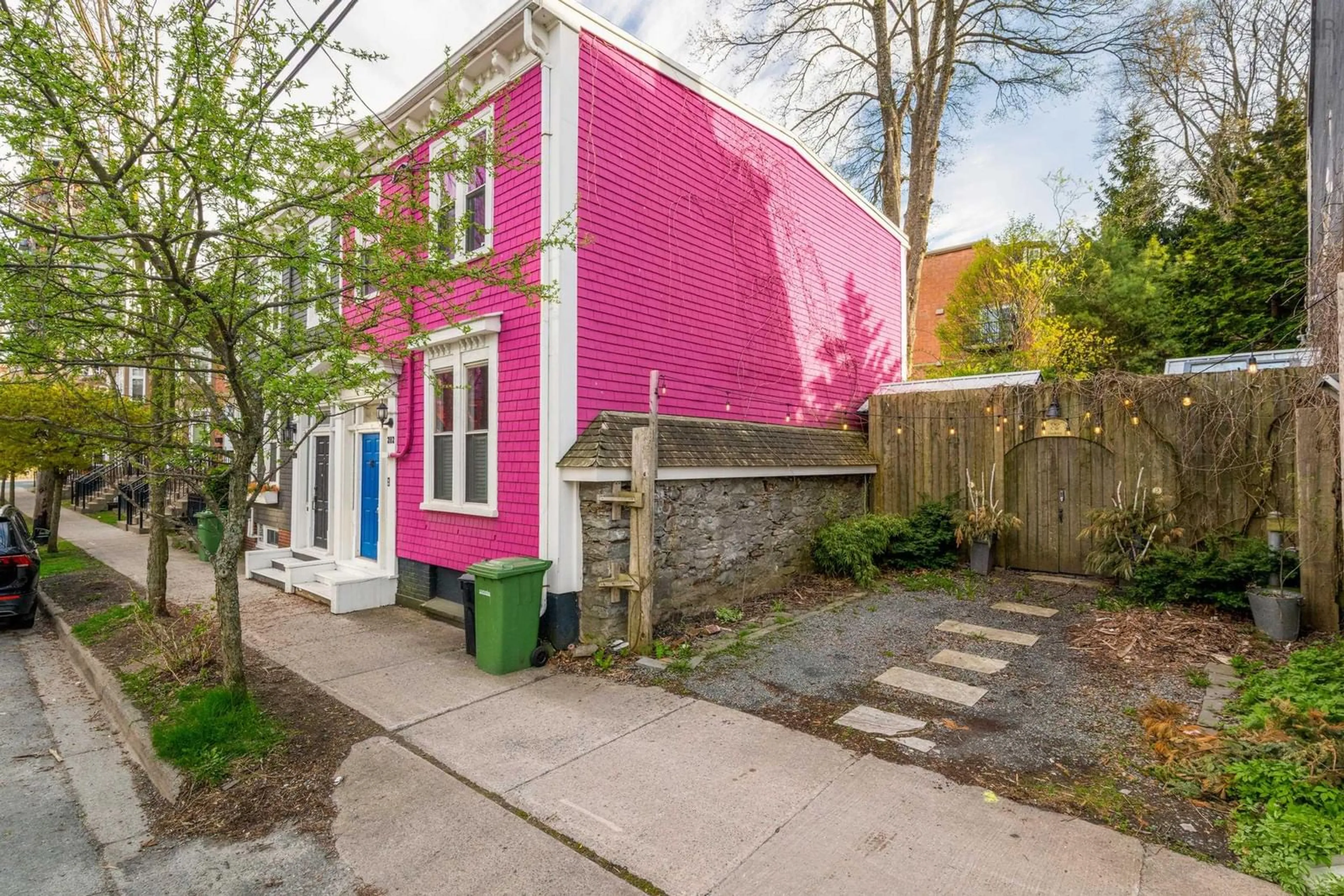 A pic from outside/outdoor area/front of a property/back of a property/a pic from drone, street for 2112 Brunswick St, Halifax Nova Scotia B3K 2Y8