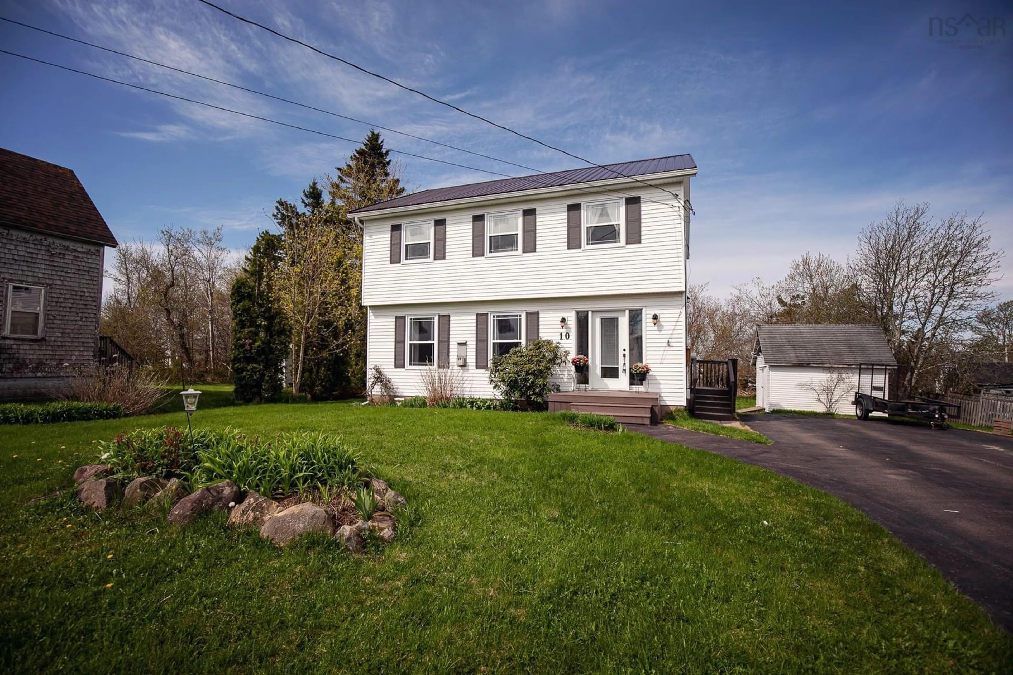 Home with vinyl exterior material, street for 10 Grey St, Springhill Nova Scotia B0M 1X0