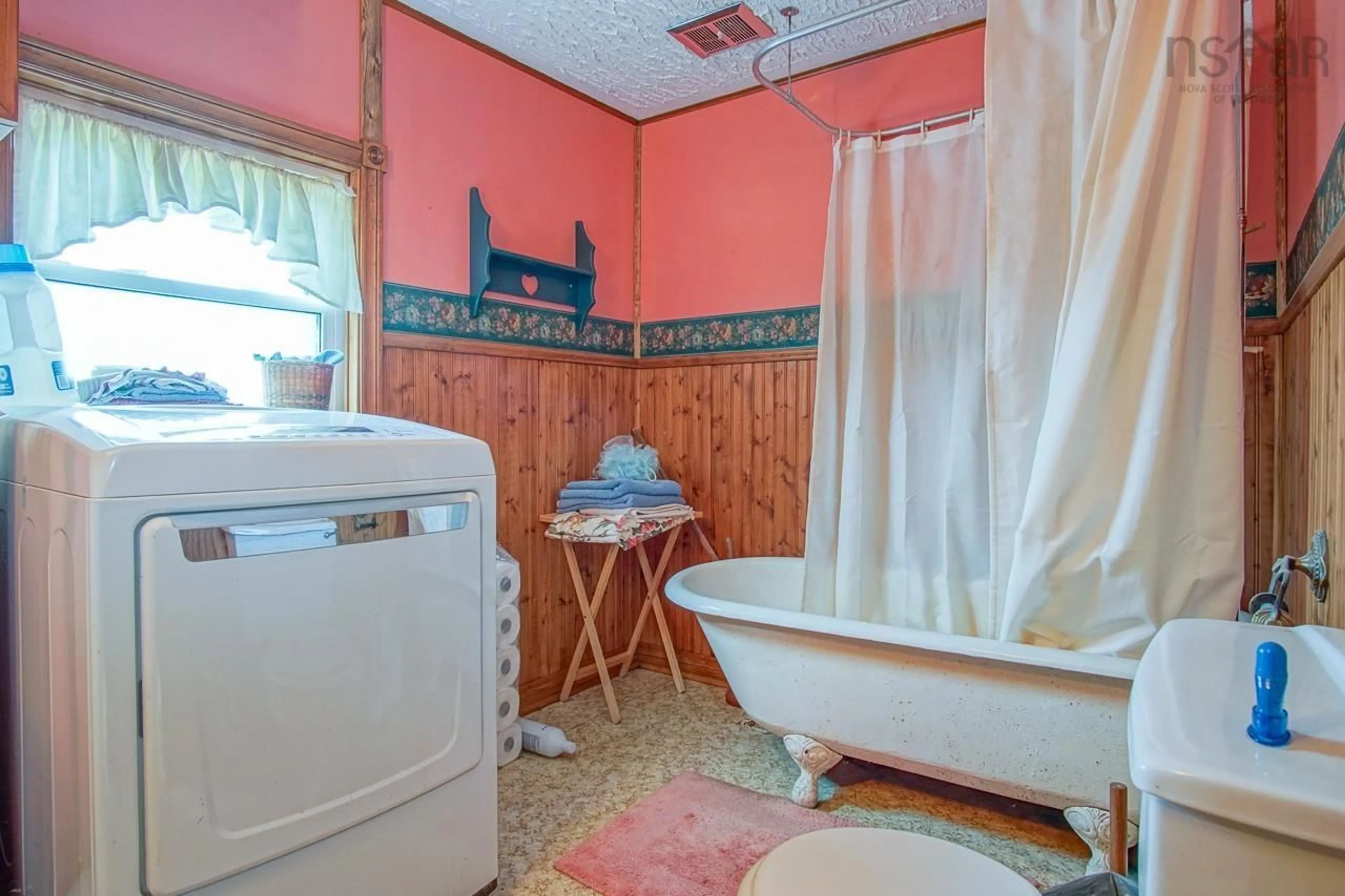 Standard bathroom, ceramic/tile floor for 22 Pent Rd, Harbourville Nova Scotia B0P 1E0