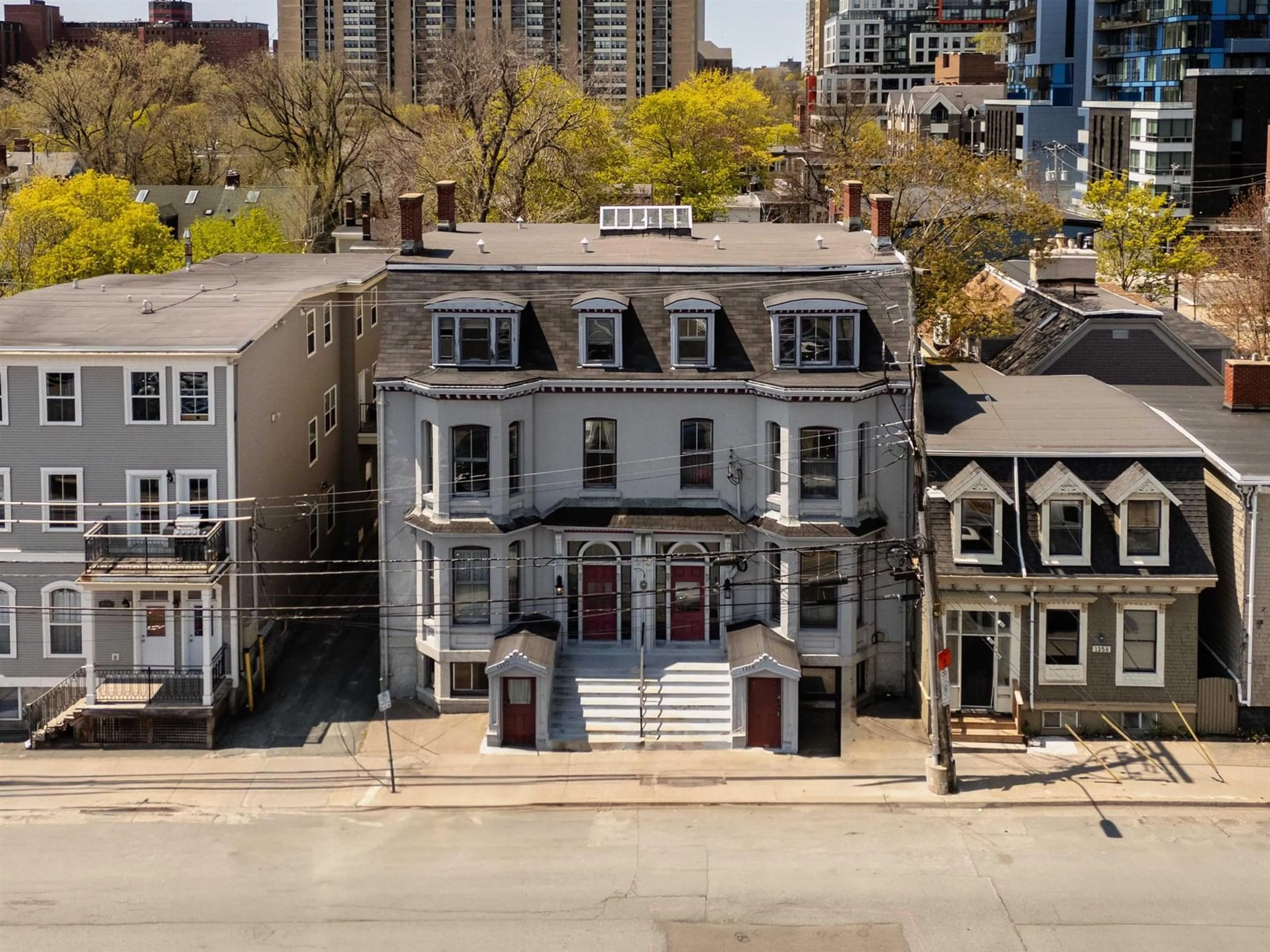A pic from outside/outdoor area/front of a property/back of a property/a pic from drone, city buildings view from balcony for 3 1354 Queen St, Halifax Nova Scotia B3J 2H5