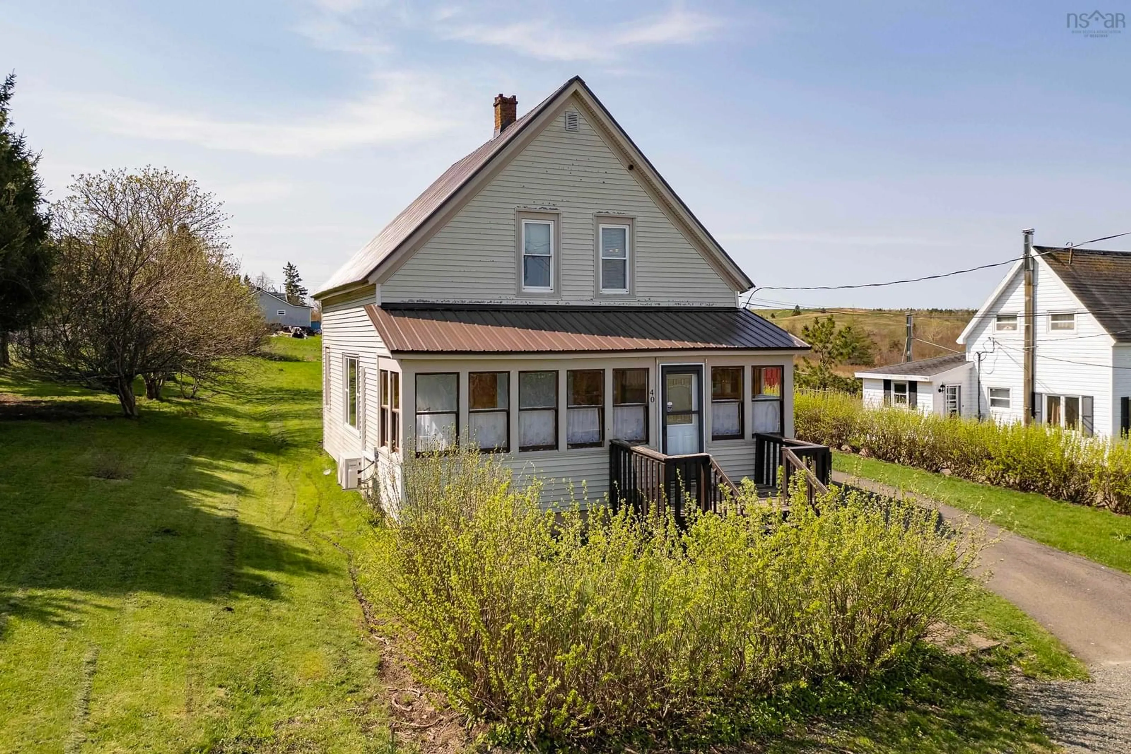 A pic from outside/outdoor area/front of a property/back of a property/a pic from drone, building for 40 Hall St, Springhill Nova Scotia B0M 1X0