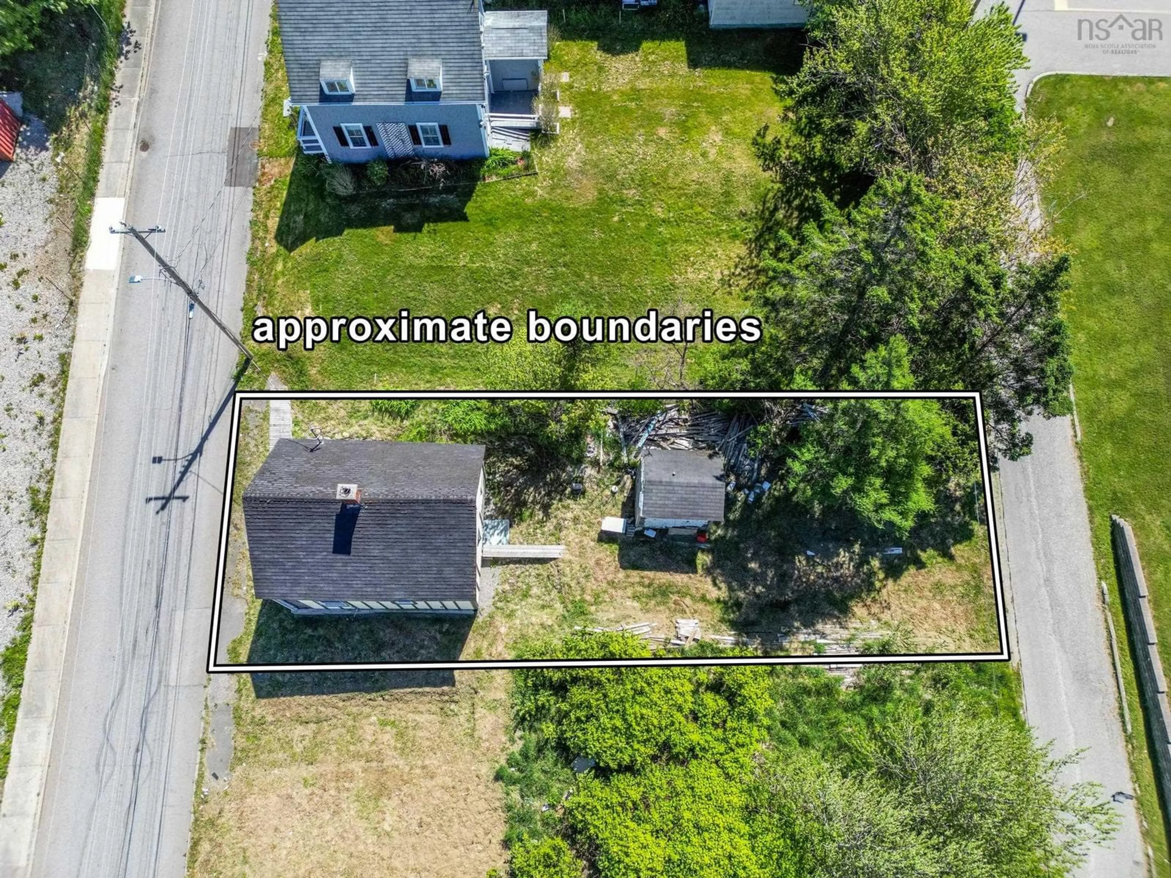 A pic from outside/outdoor area/front of a property/back of a property/a pic from drone, unknown for 7 Pearl St, Yarmouth Nova Scotia B5A 3M4