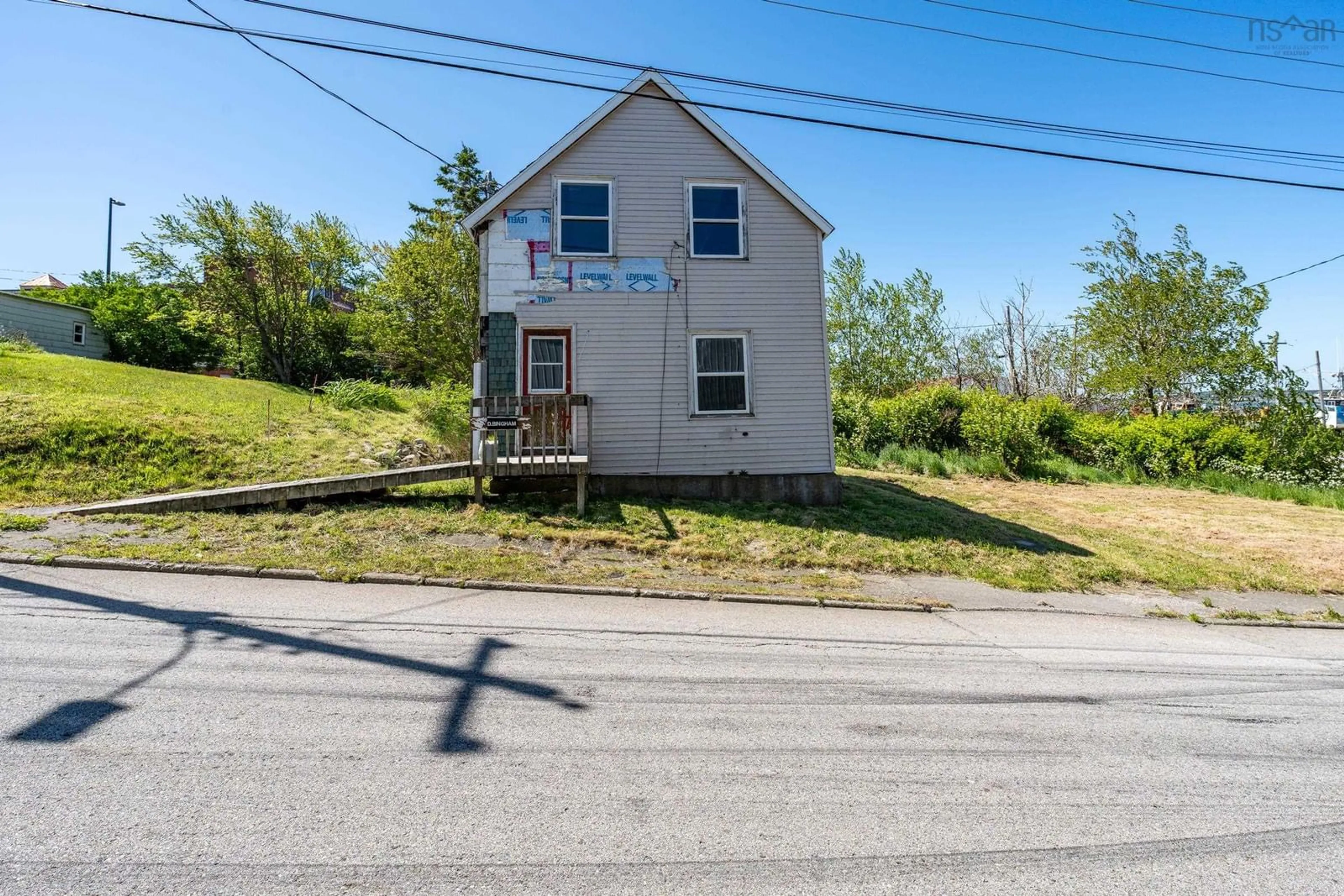 A pic from outside/outdoor area/front of a property/back of a property/a pic from drone, street for 7 Pearl St, Yarmouth Nova Scotia B5A 3M4