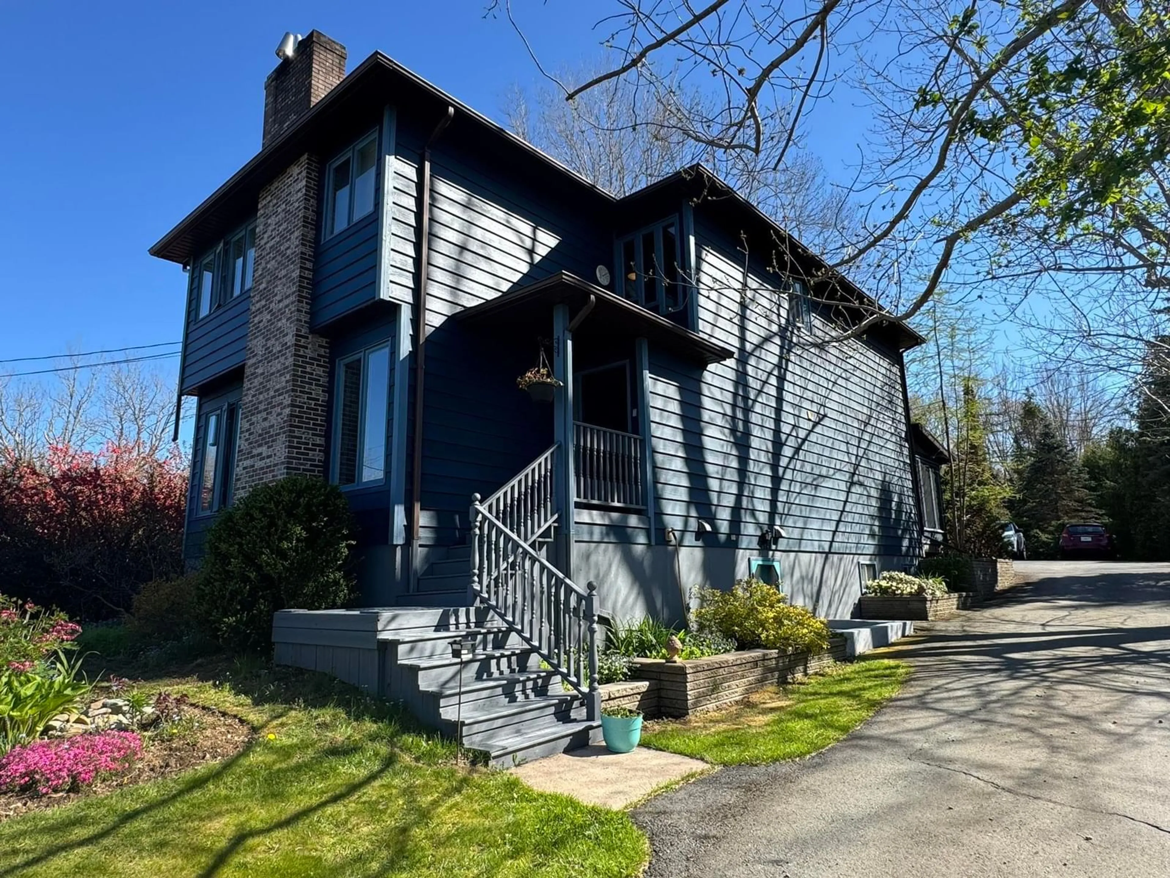 Home with vinyl exterior material, street for 386 West St, Milton Nova Scotia B0T 1P0