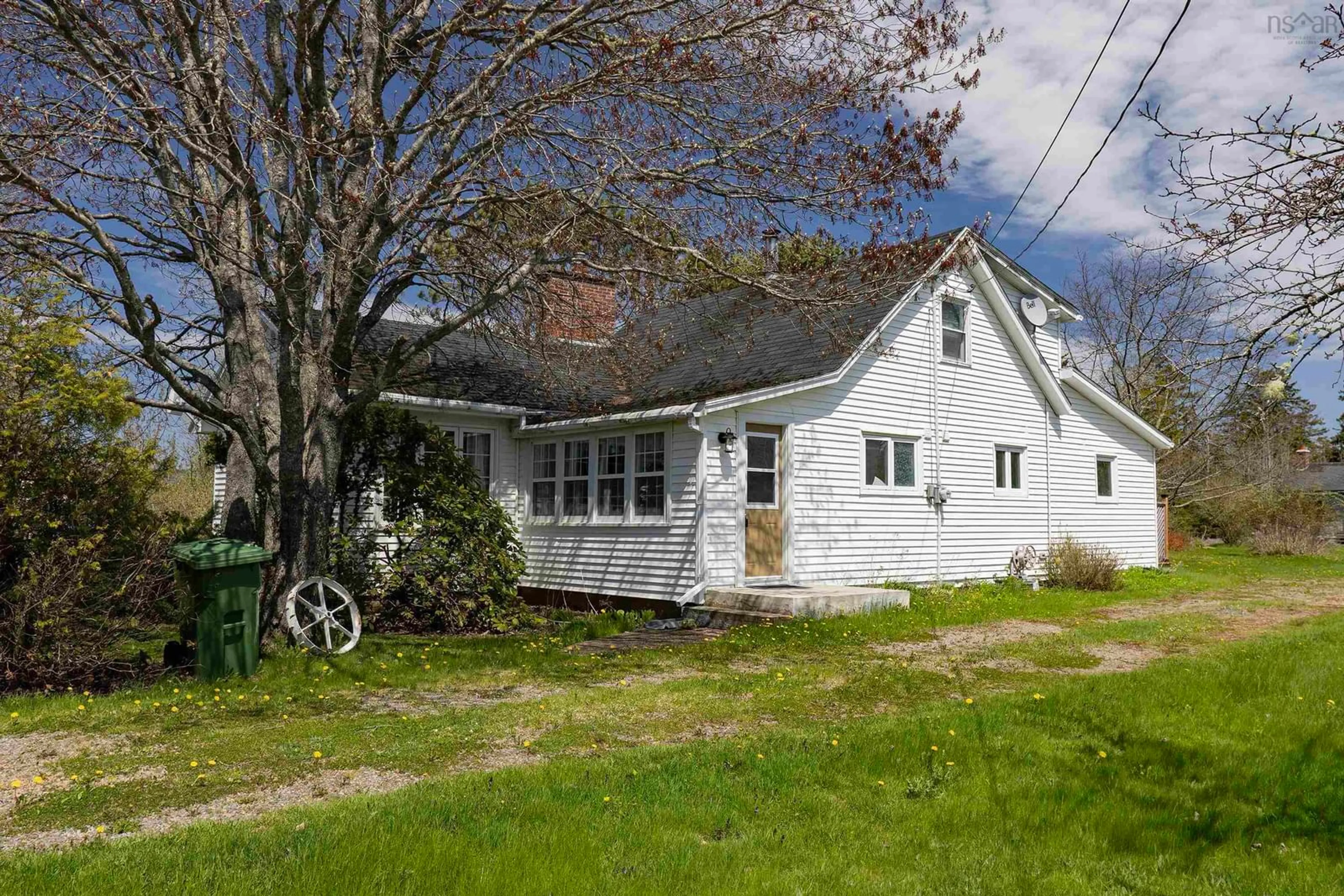 A pic from outside/outdoor area/front of a property/back of a property/a pic from drone, street for 77 Wharf Rd, Five Islands Nova Scotia B0M 1K0
