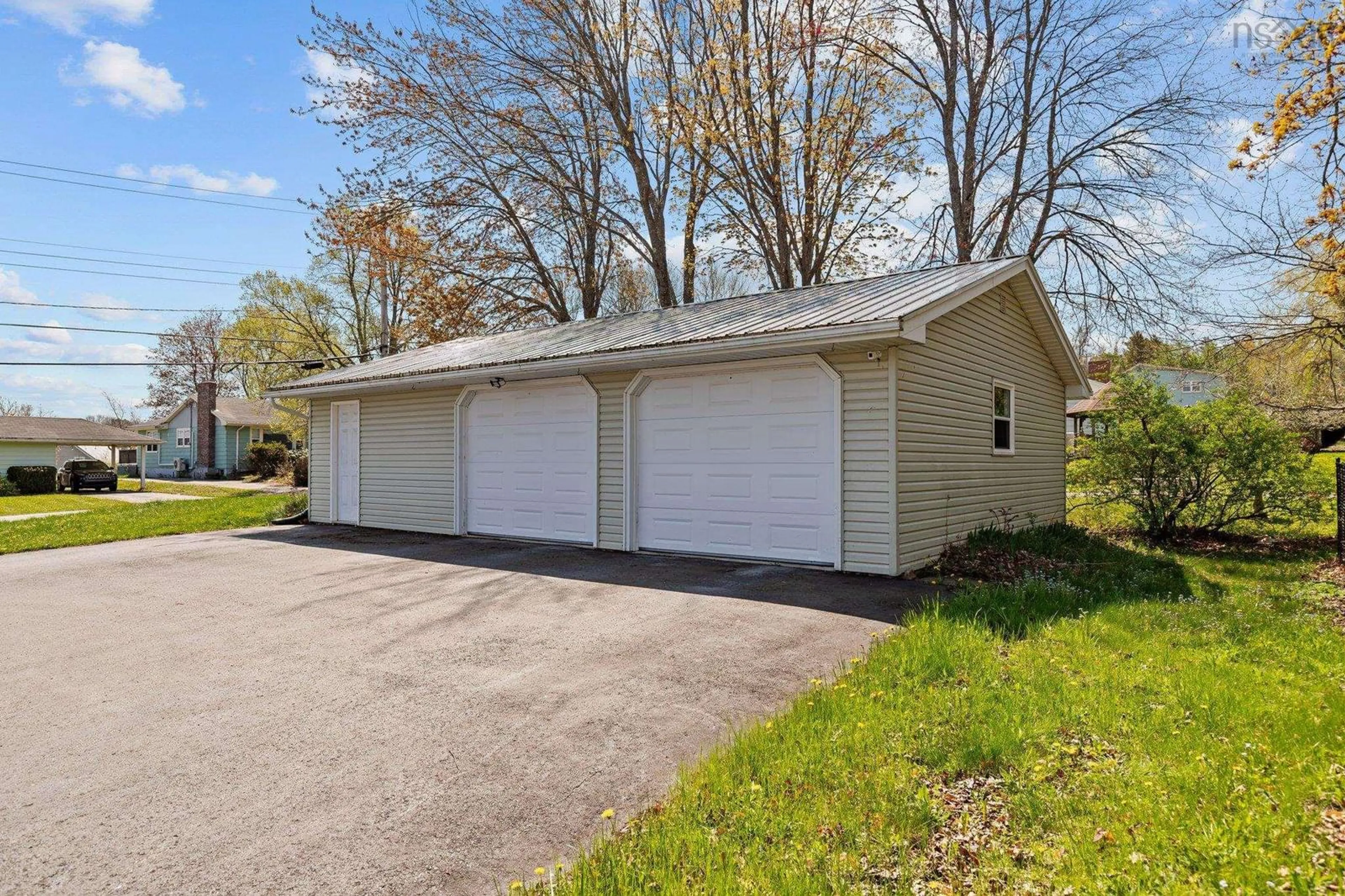 Indoor garage for 1700 King St, Windsor Nova Scotia B0N 2T0