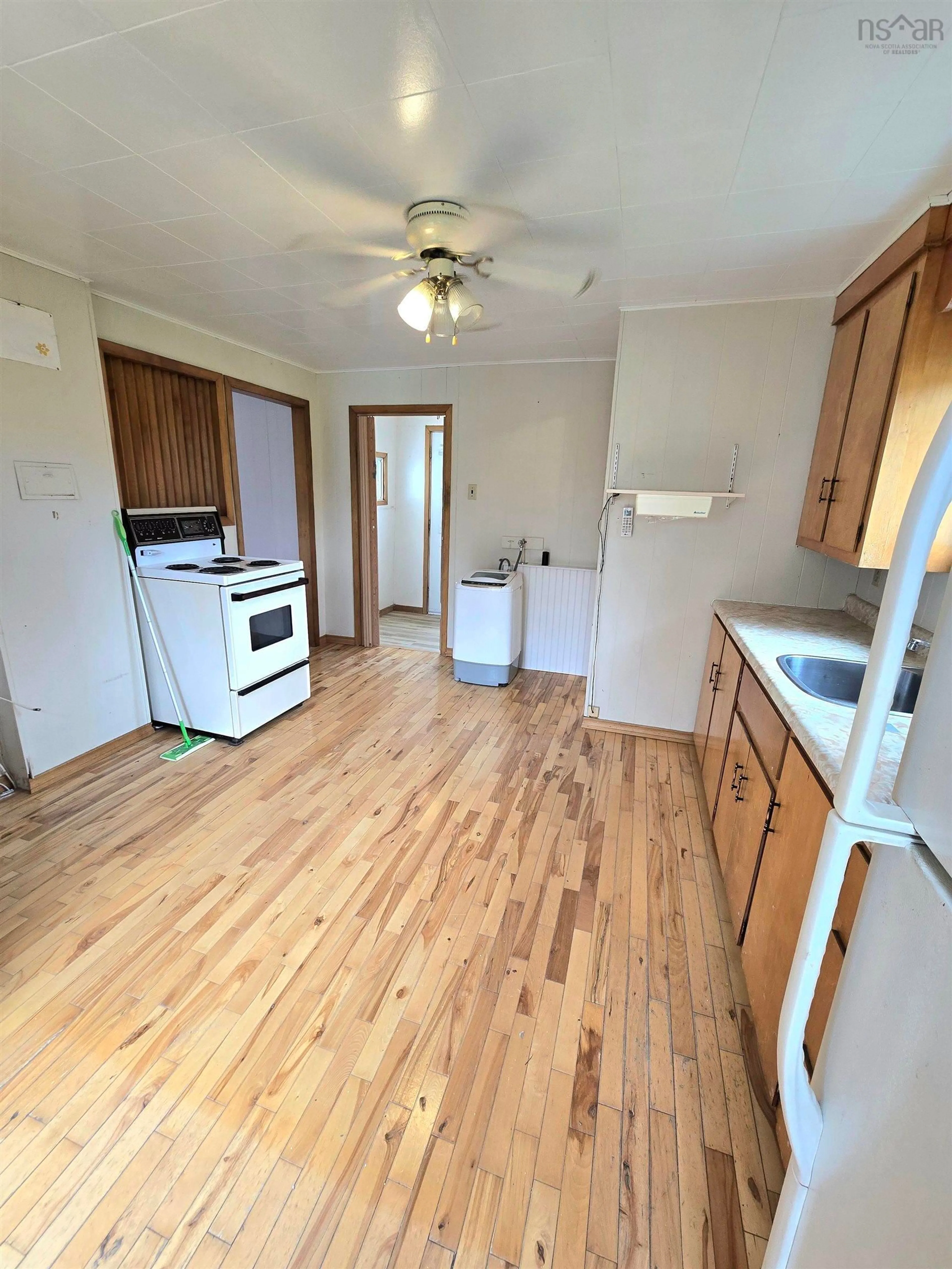 Standard kitchen, wood/laminate floor for 33 First St, Trenton Nova Scotia B0K 1X0