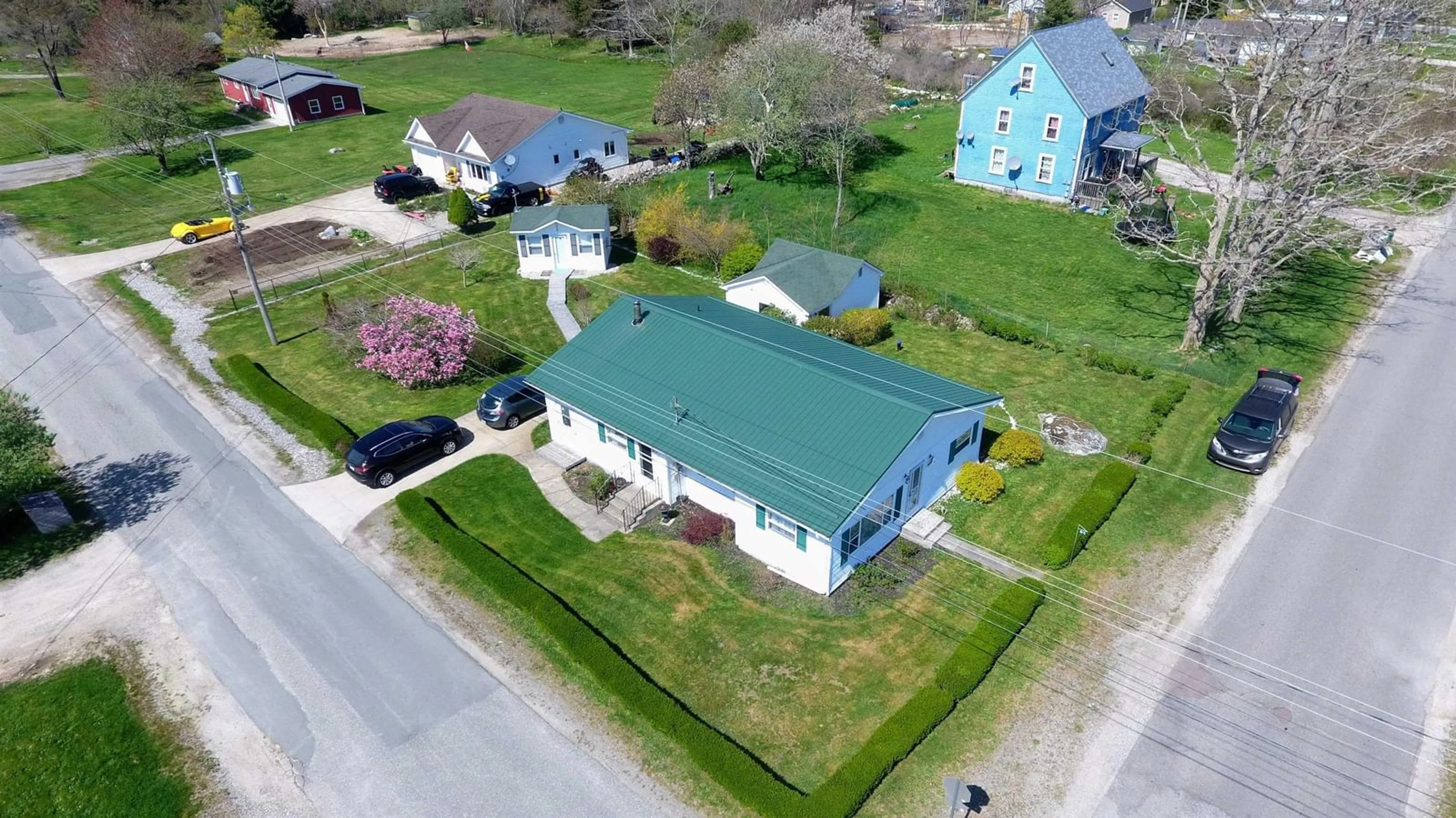 A pic from outside/outdoor area/front of a property/back of a property/a pic from drone, street for 84 George St, Shelburne Nova Scotia B0T 1W0