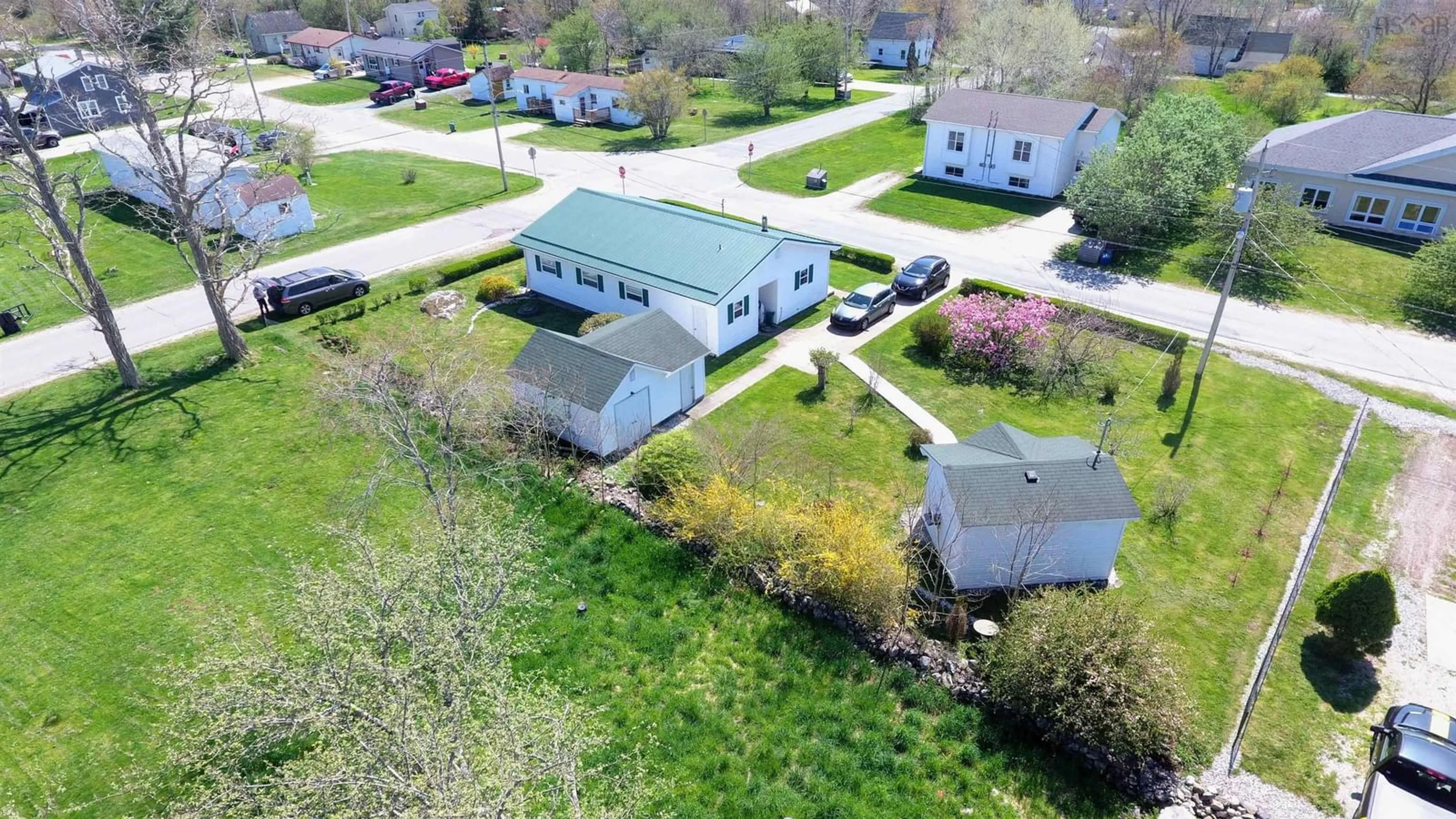 A pic from outside/outdoor area/front of a property/back of a property/a pic from drone, unknown for 84 George St, Shelburne Nova Scotia B0T 1W0