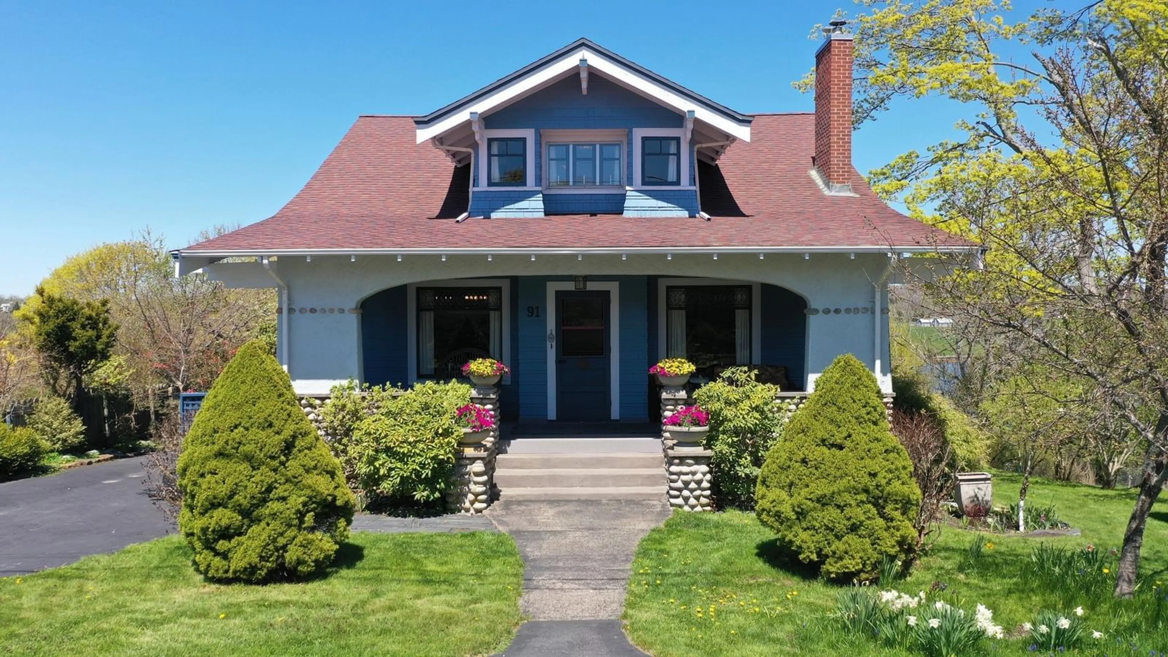Home with vinyl exterior material, street for 91 Creighton St, Lunenburg Nova Scotia B0J 2C0