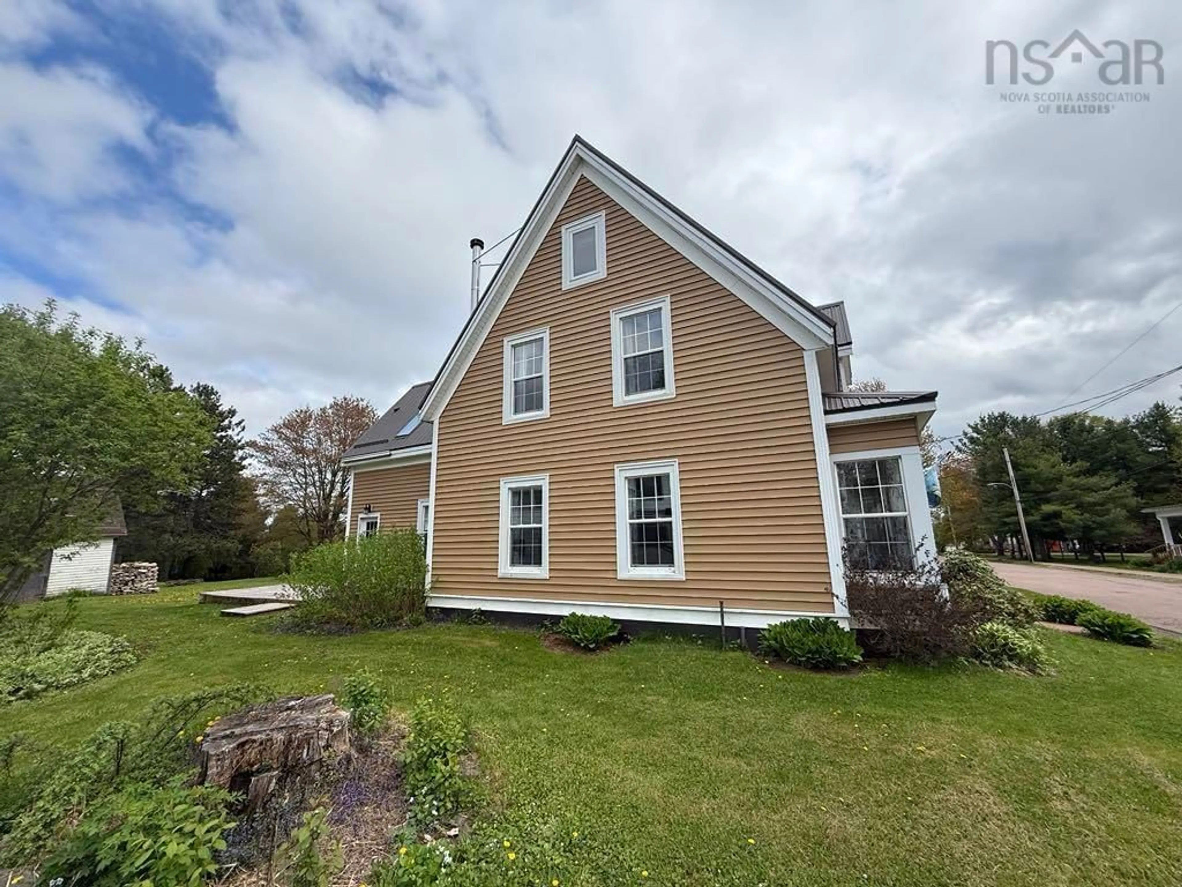 Home with vinyl exterior material, building for 115 James Street, Oxford Nova Scotia B0M 1P0