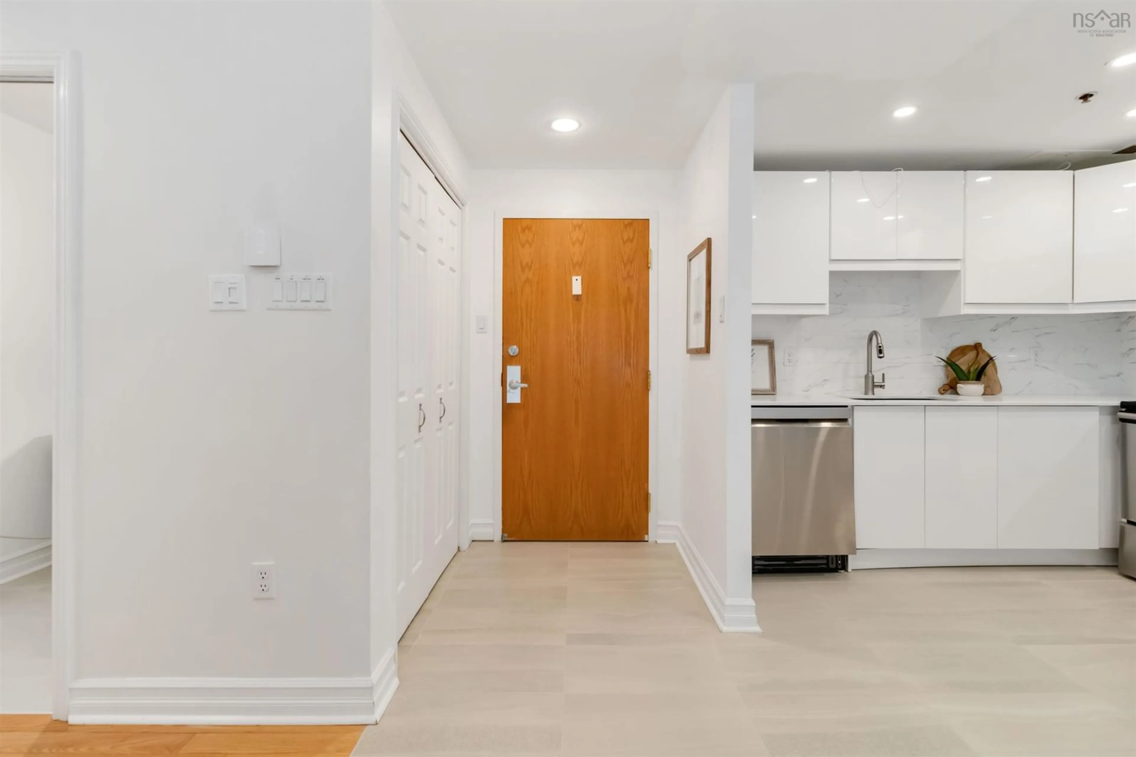 Indoor entryway for 1350 Oxford Crt #101, Halifax Nova Scotia B3H 3Y8