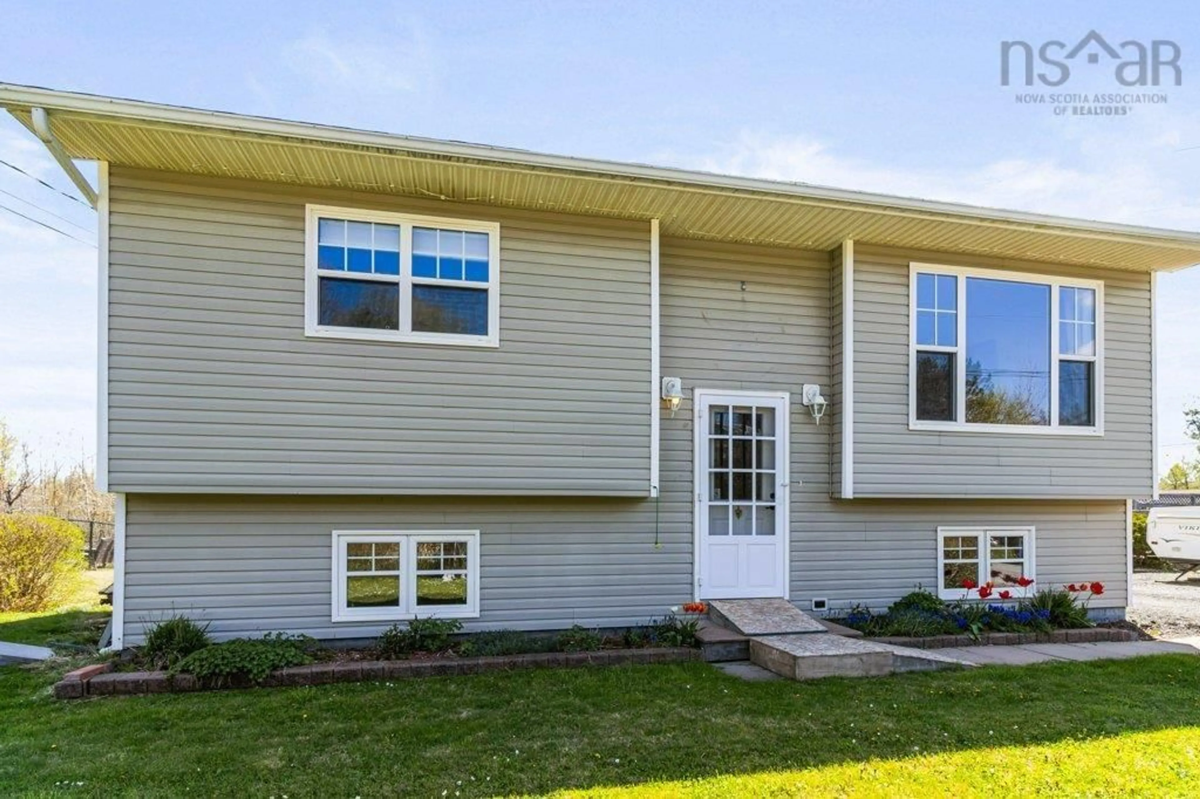 Home with vinyl exterior material, unknown for 1 Martin Crt, Lantz Nova Scotia B2S 1R9