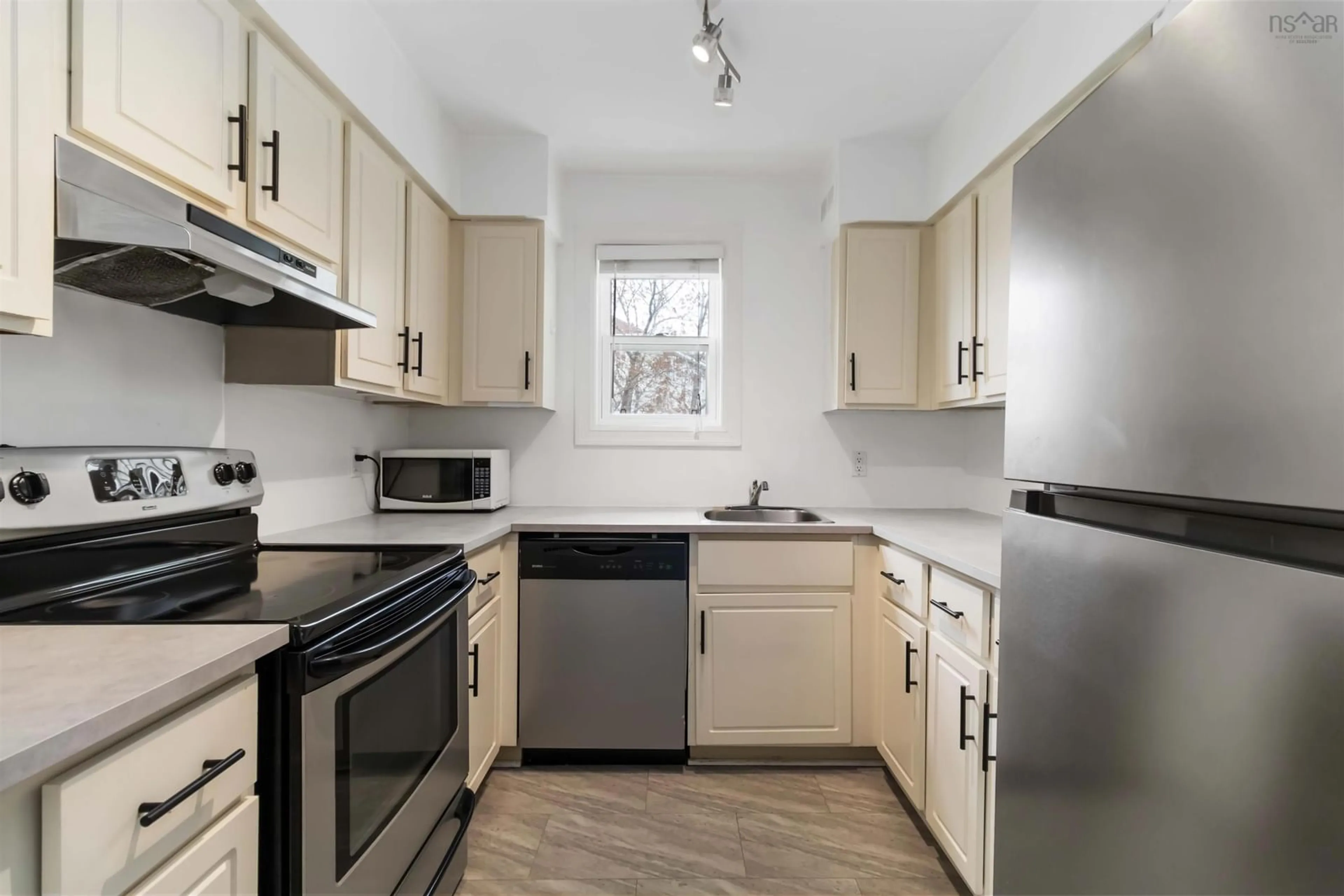 Standard kitchen, wood/laminate floor for 182 Farnham Gate Rd #204, Halifax Nova Scotia B3M 4C4