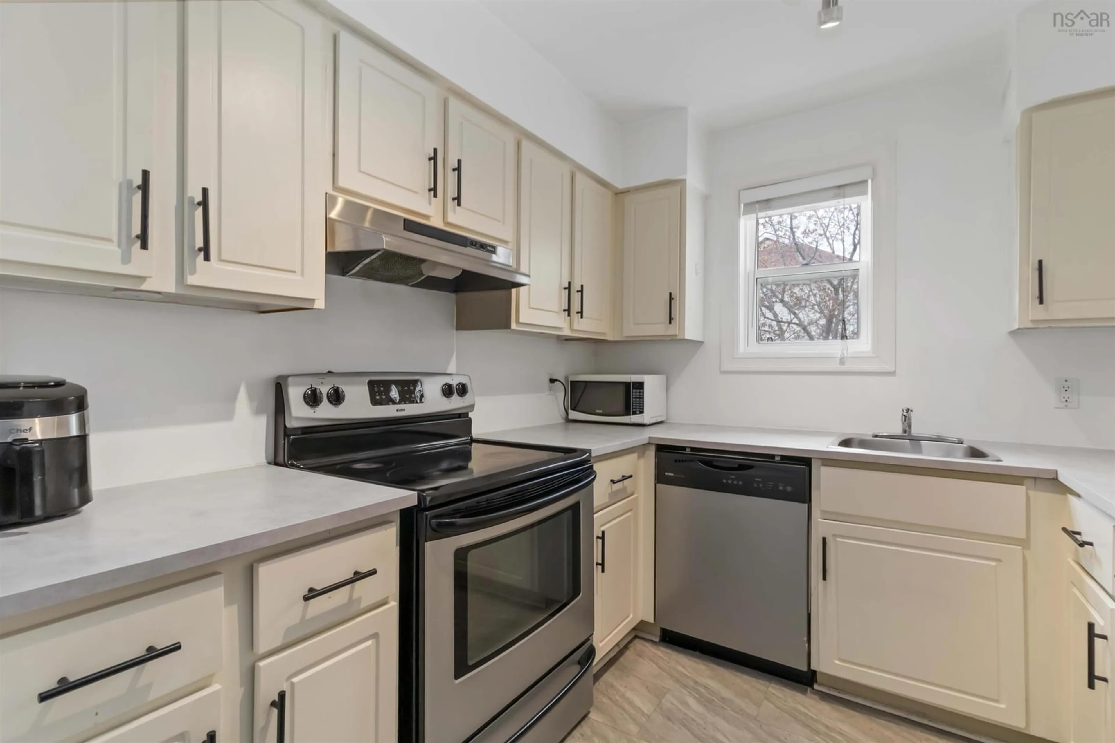 Standard kitchen, wood/laminate floor for 182 Farnham Gate Rd #204, Halifax Nova Scotia B3M 4C4