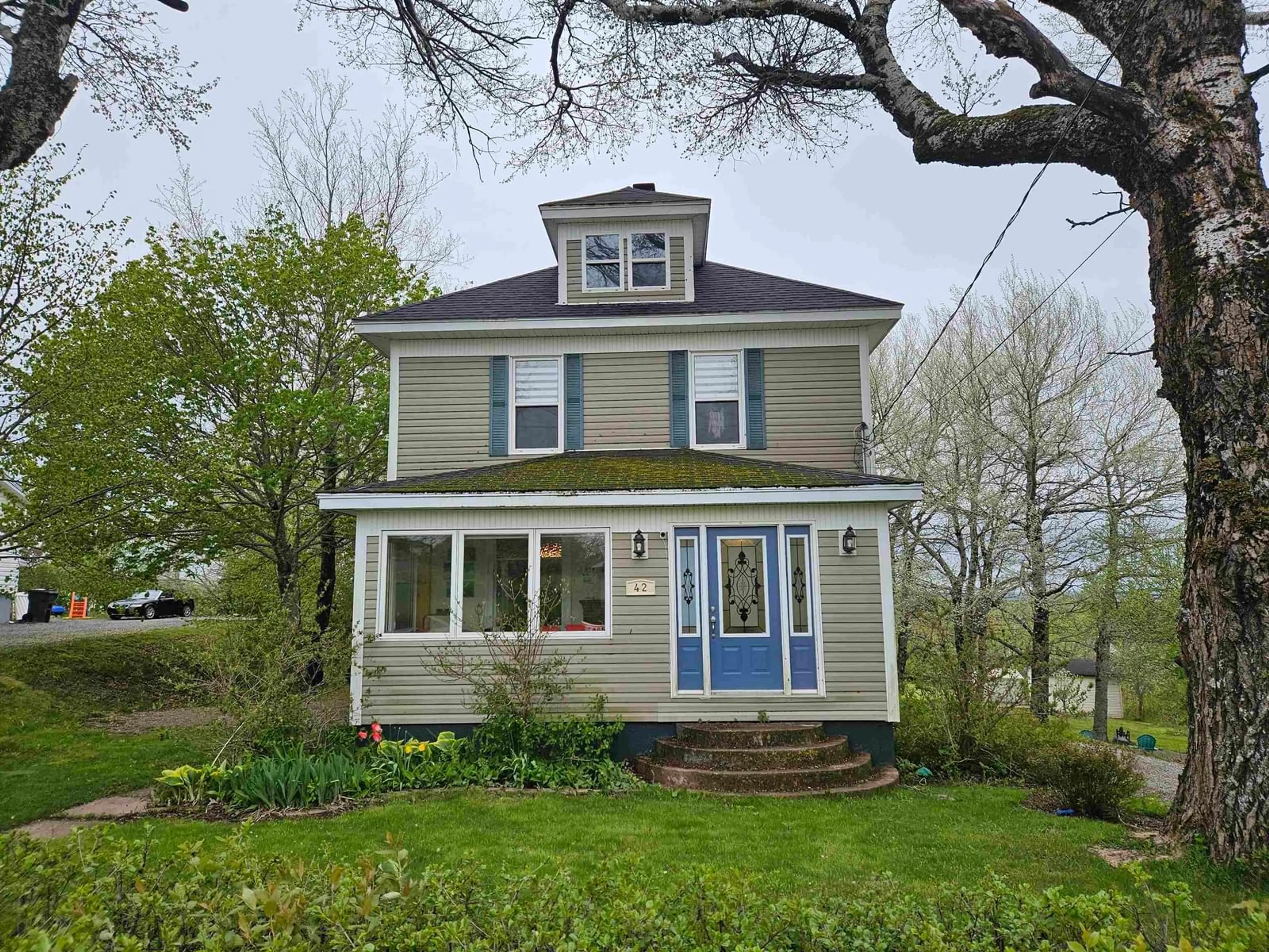 Home with vinyl exterior material, street for 42 Junction Rd, Springhill Nova Scotia B0M 1X0