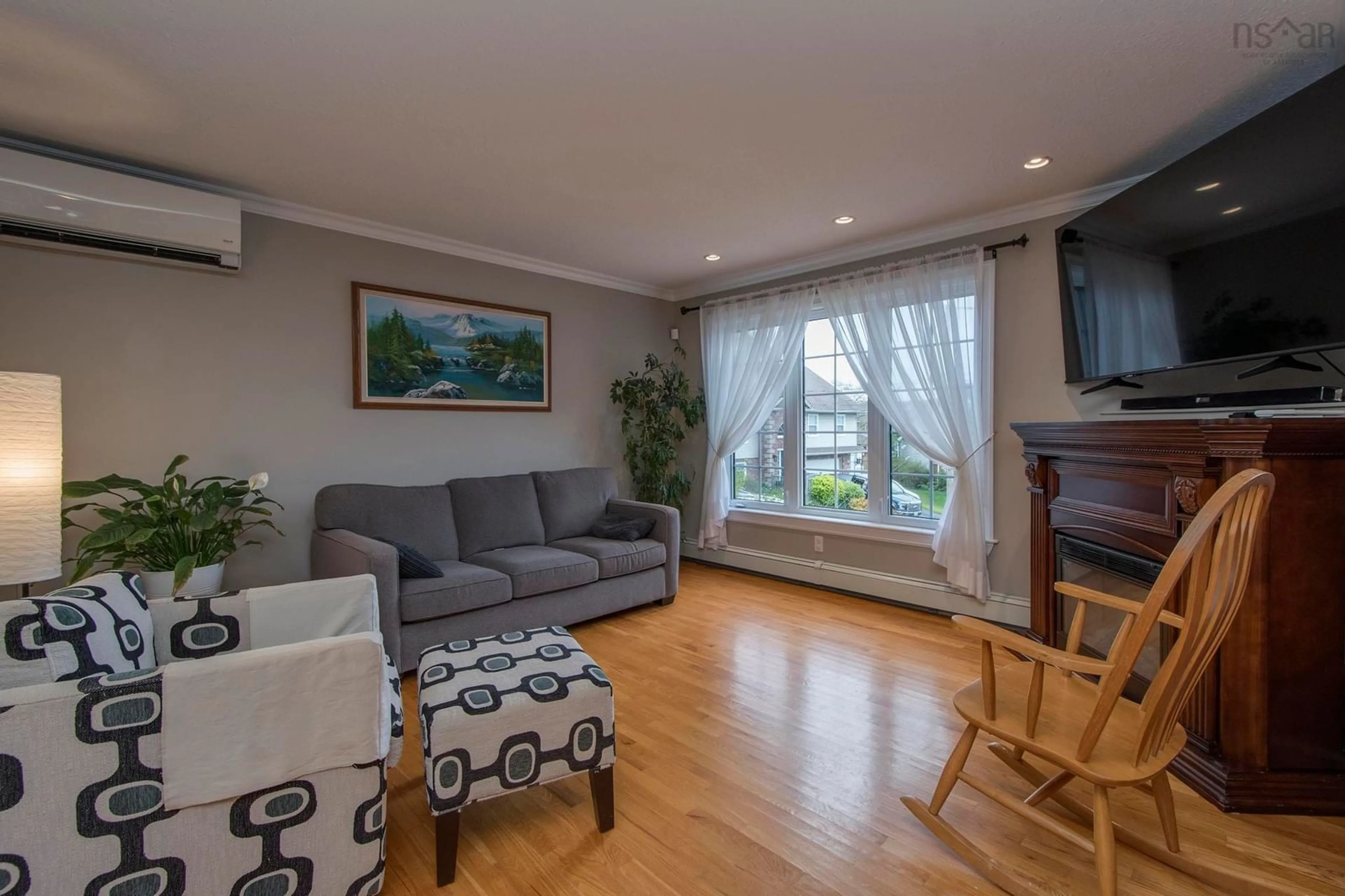Living room with furniture, wood/laminate floor for 20 Pompano Crt, Dartmouth Nova Scotia B2X 3T2