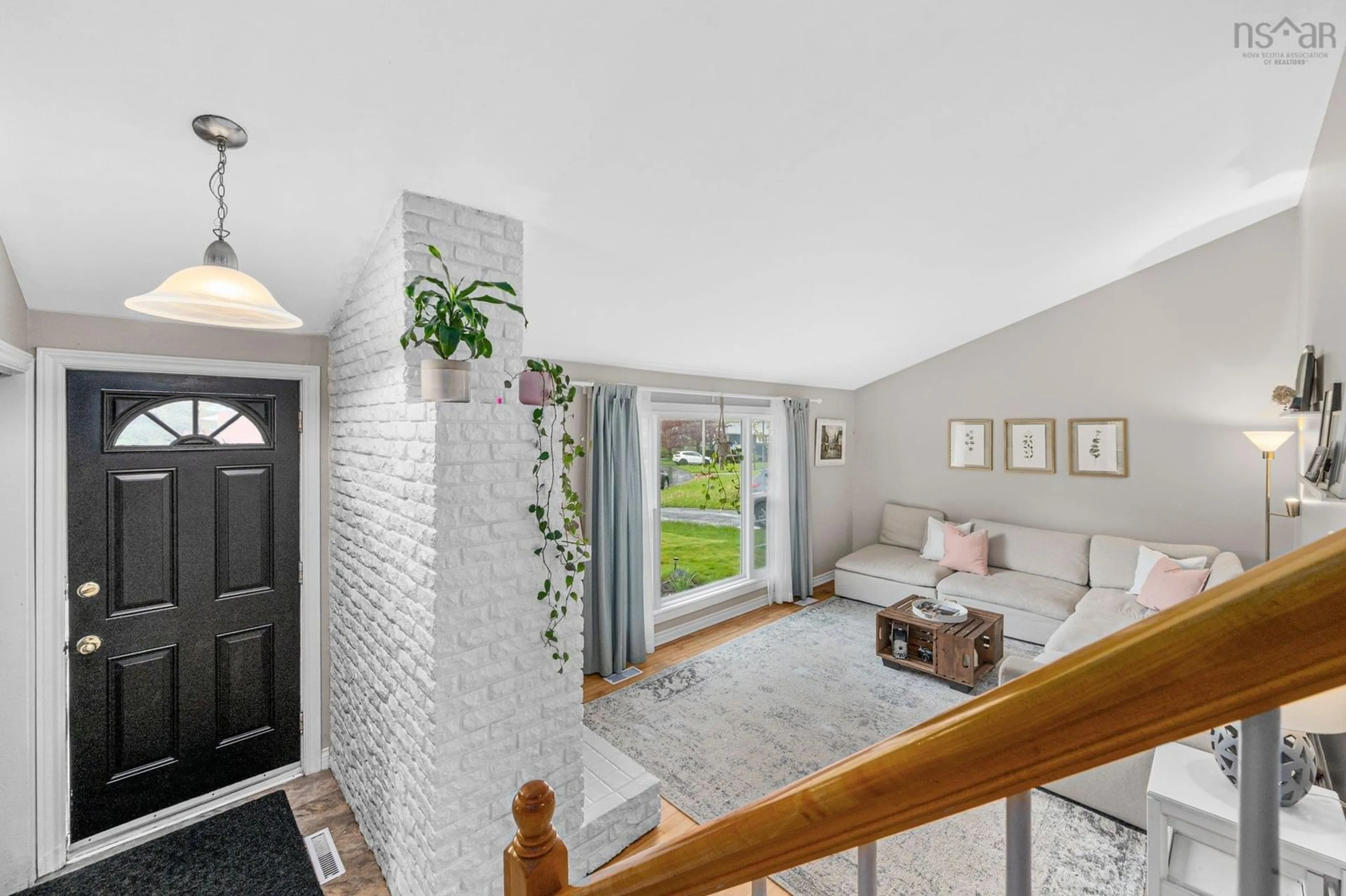 Indoor entryway for 15 Dunrobin Dr, Dartmouth Nova Scotia B2J 1X3