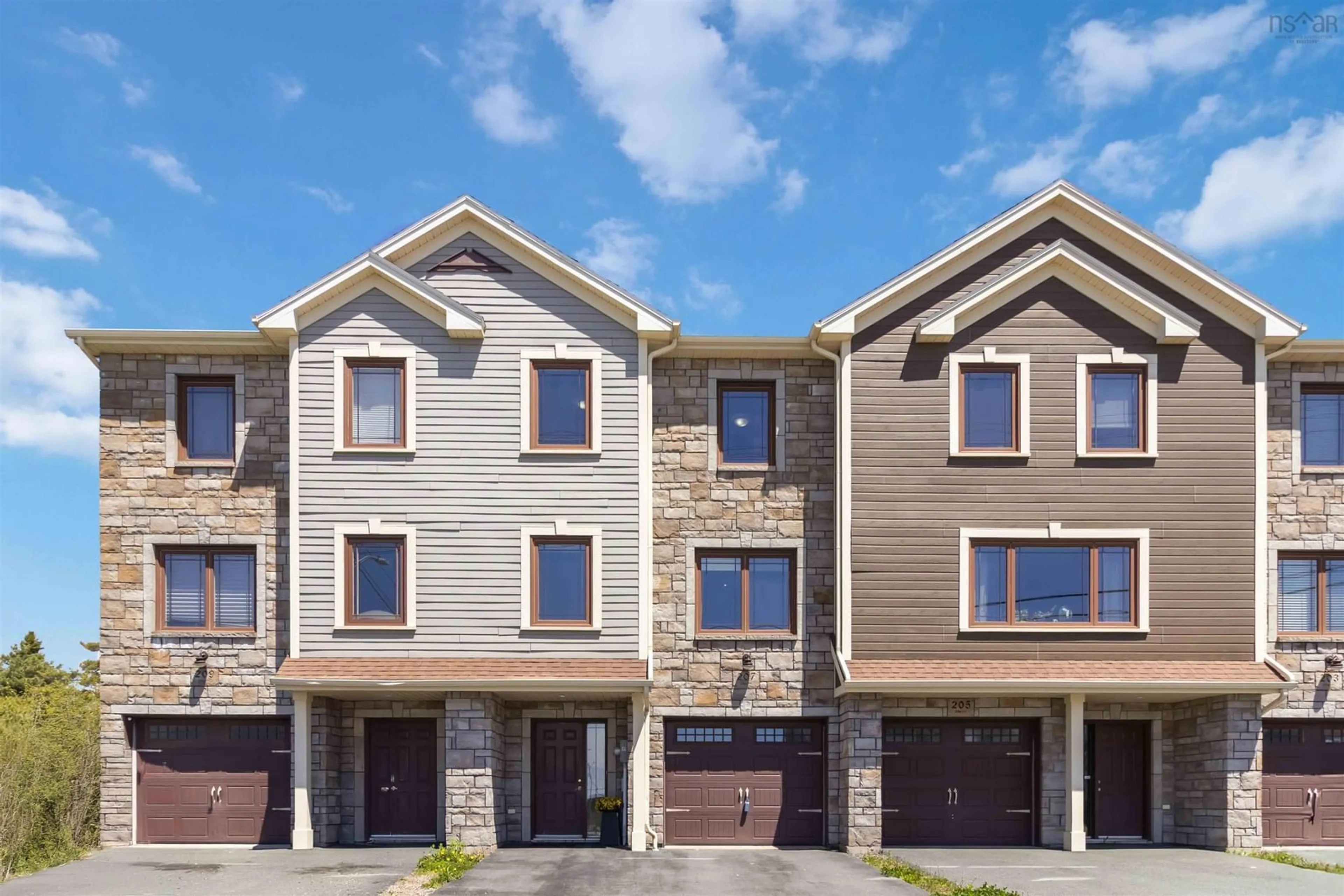 Home with vinyl exterior material, street for 207 Transom Dr, Halifax Nova Scotia B3M 4T8