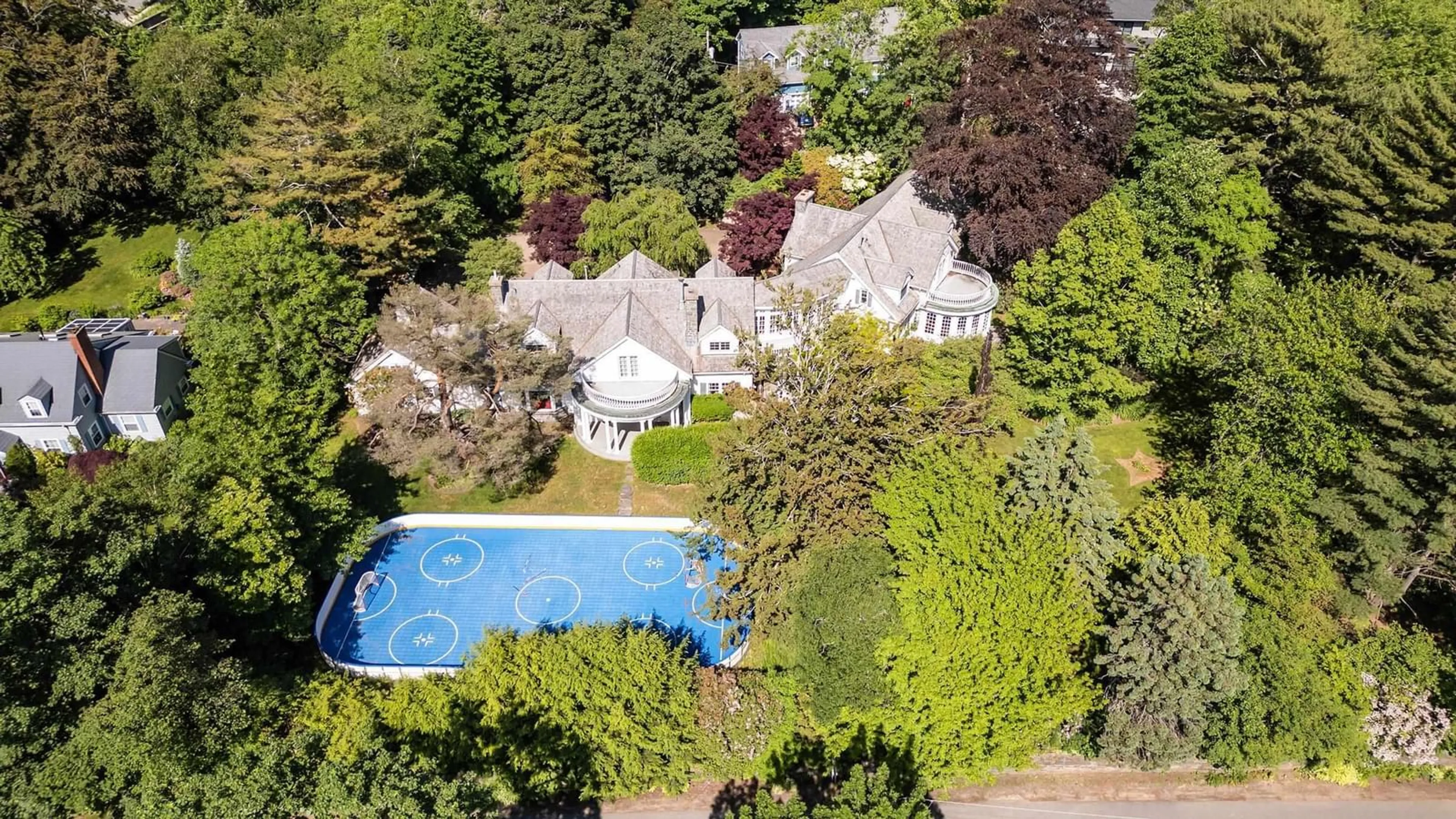 A pic from outside/outdoor area/front of a property/back of a property/a pic from drone, street for 1462 Thornvale Ave, Halifax Nova Scotia B3H 4C2