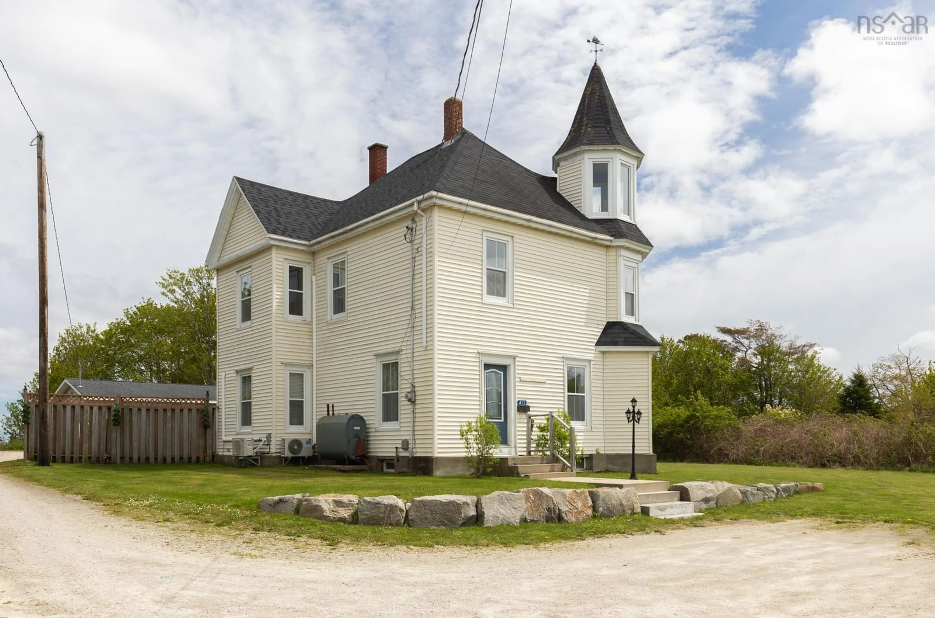 A pic from outside/outdoor area/front of a property/back of a property/a pic from drone, building for 413 Pleasant St, Yarmouth Nova Scotia B5A 4H5
