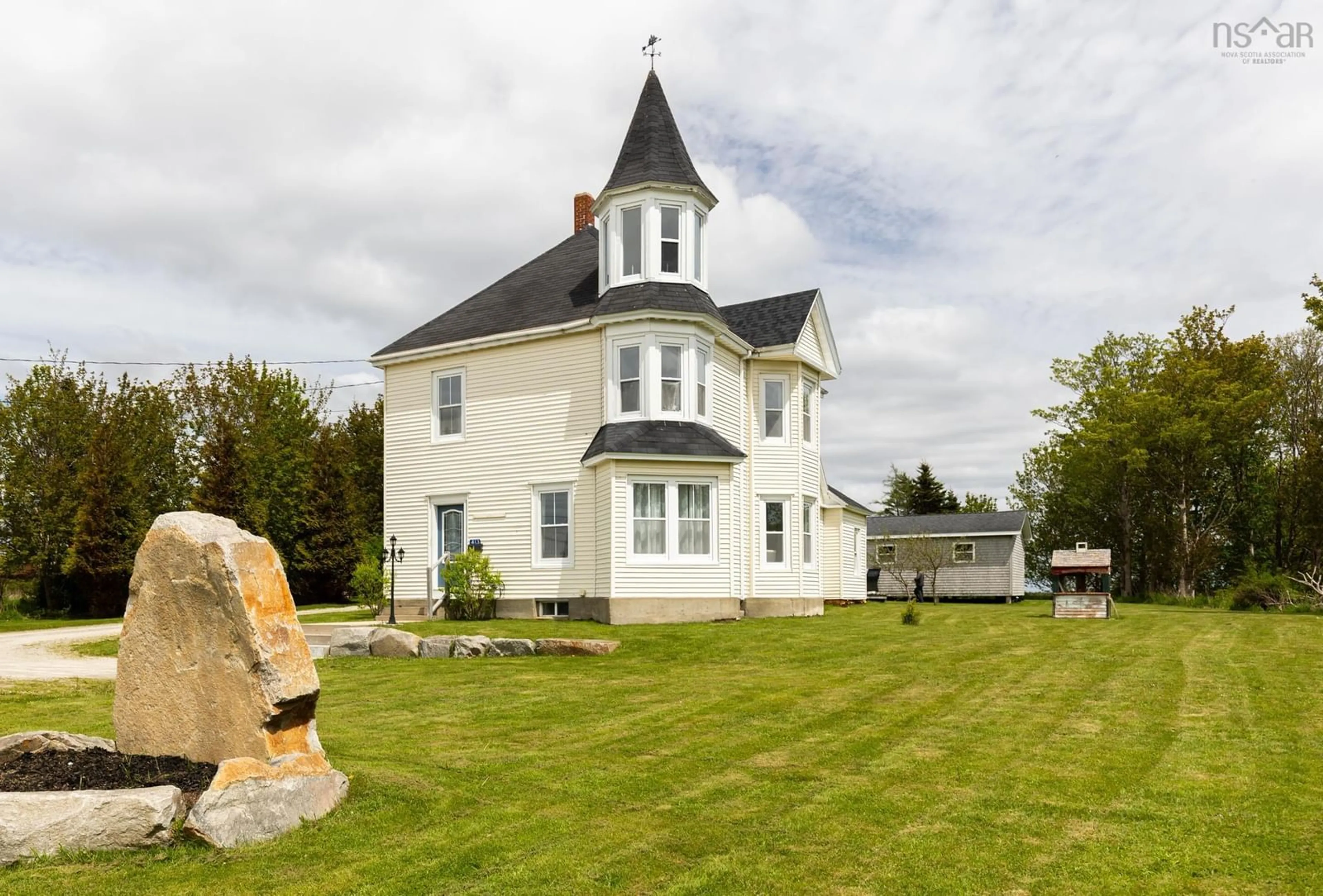 A pic from outside/outdoor area/front of a property/back of a property/a pic from drone, building for 413 Pleasant St, Yarmouth Nova Scotia B5A 4H5