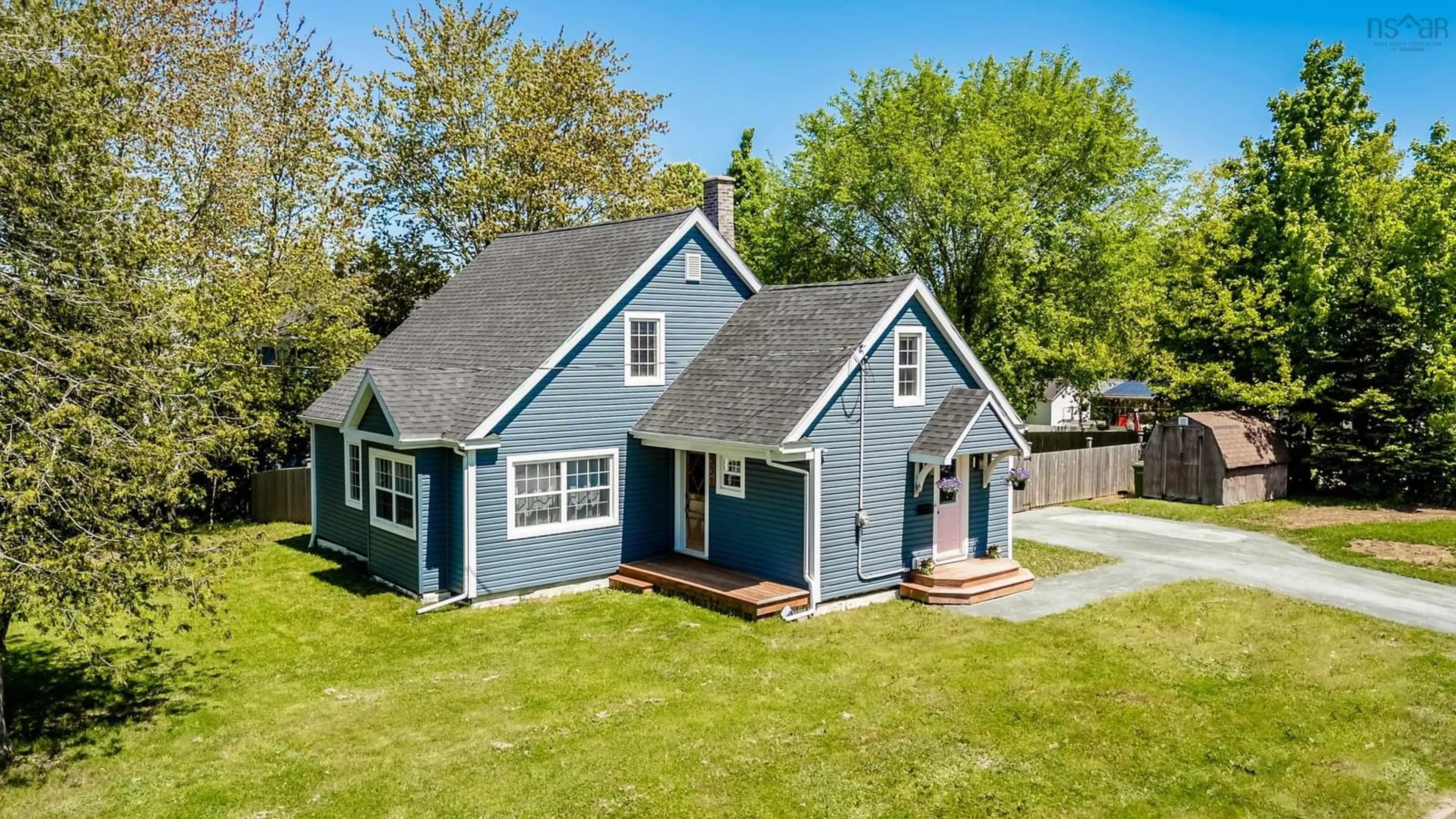 A pic from outside/outdoor area/front of a property/back of a property/a pic from drone, street for 331 Bridge St, Kentville Nova Scotia B4N 2G6