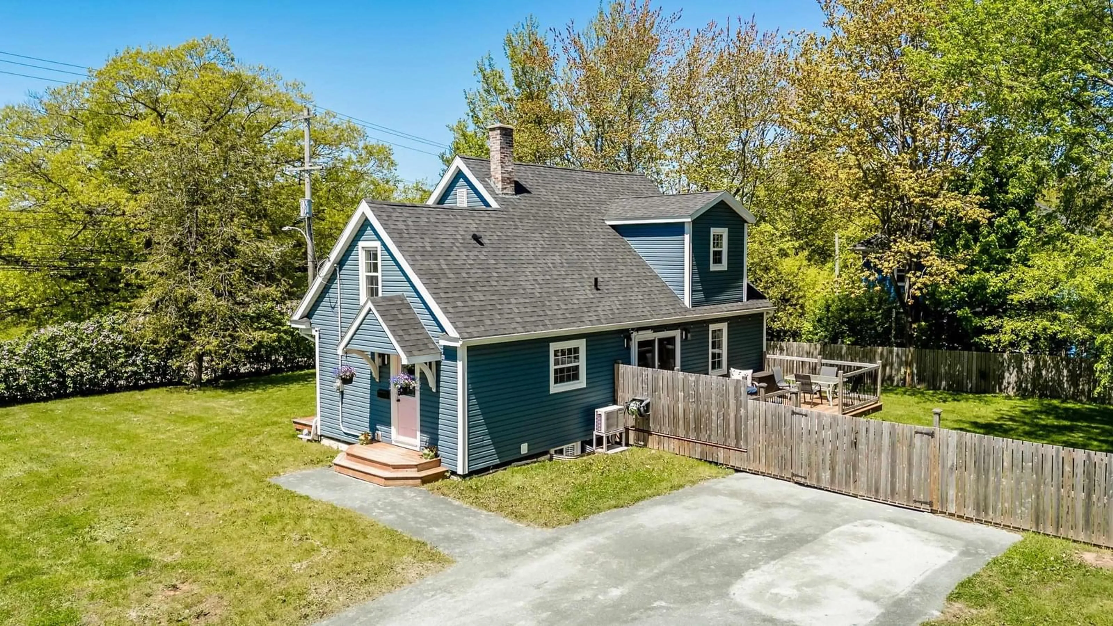 A pic from outside/outdoor area/front of a property/back of a property/a pic from drone, street for 331 Bridge St, Kentville Nova Scotia B4N 2G6