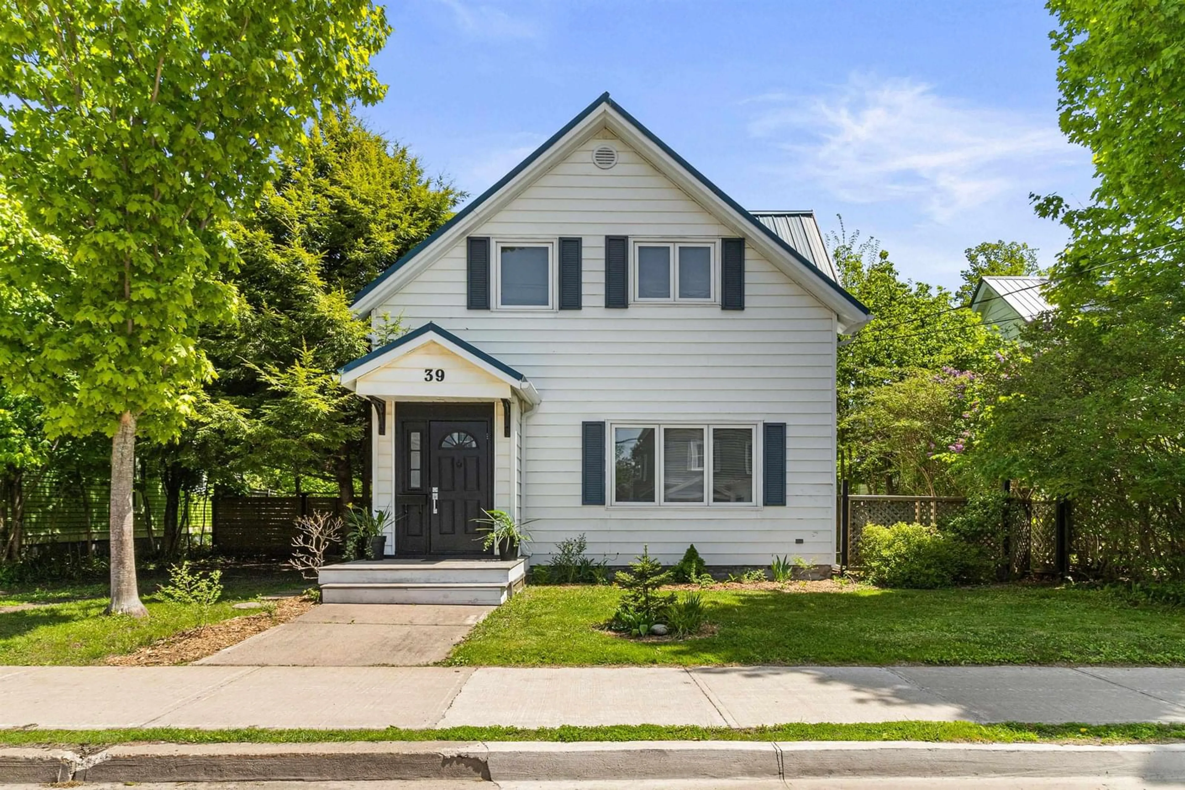 Home with vinyl exterior material, street for 39 King St, Truro Nova Scotia B2N 3K7