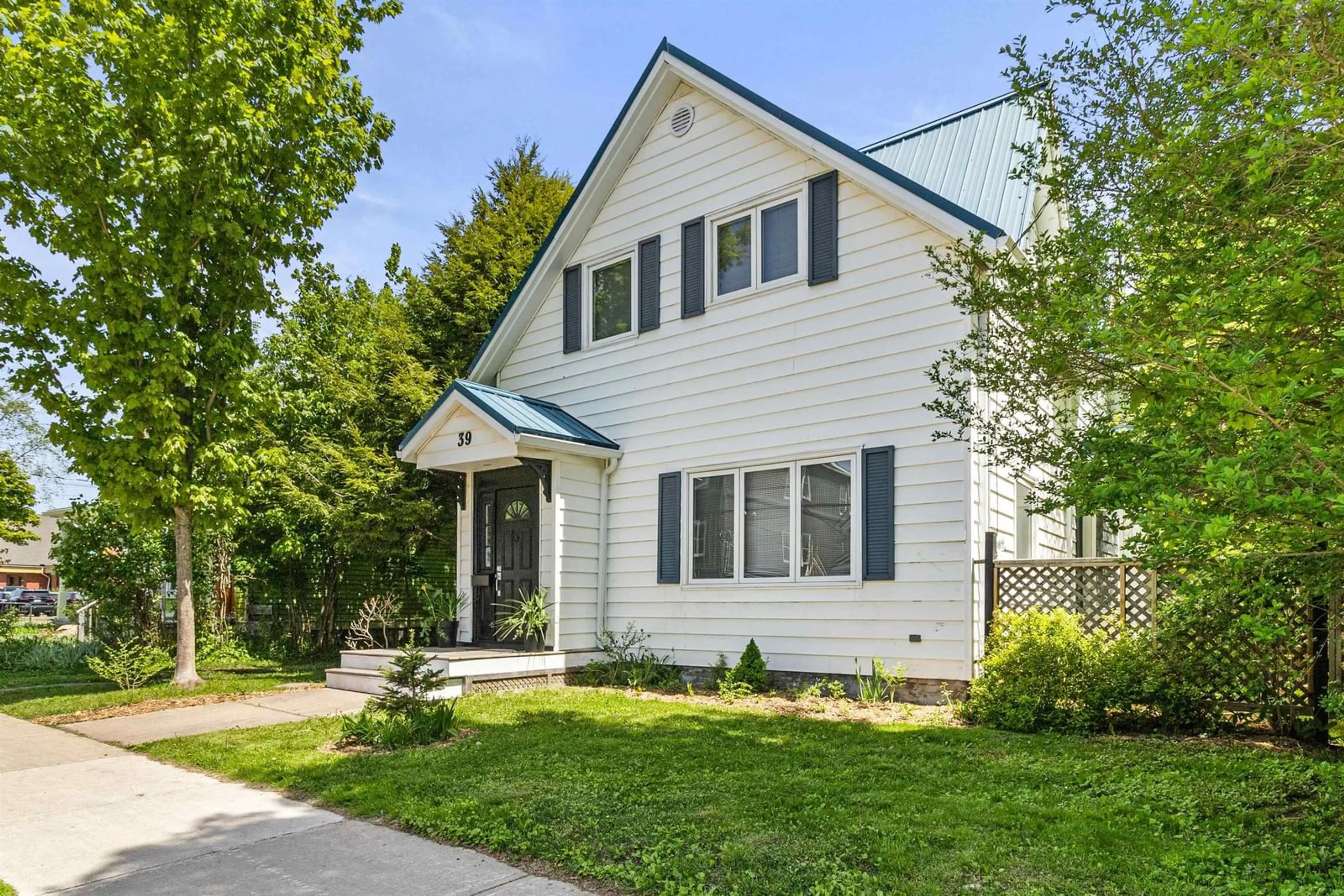 Home with vinyl exterior material, street for 39 King St, Truro Nova Scotia B2N 3K7