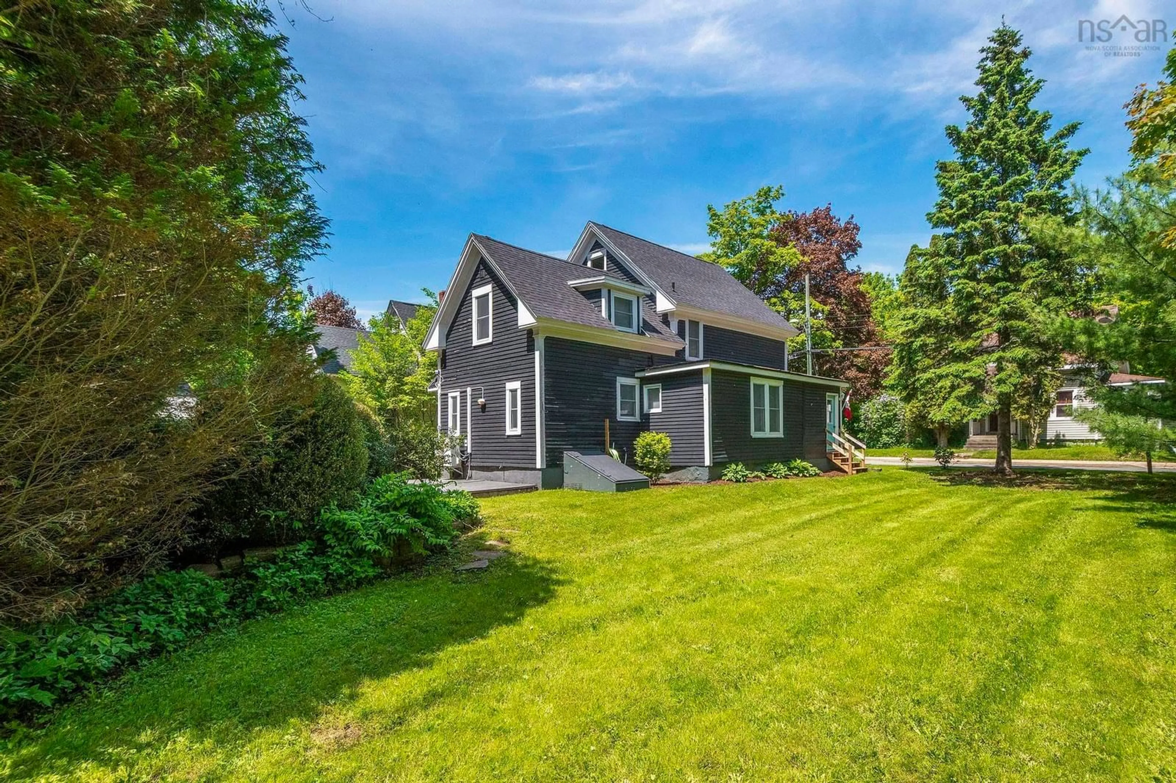 A pic from outside/outdoor area/front of a property/back of a property/a pic from drone, unknown for 40 Crescent Ave, Kentville Nova Scotia B4N 1R2
