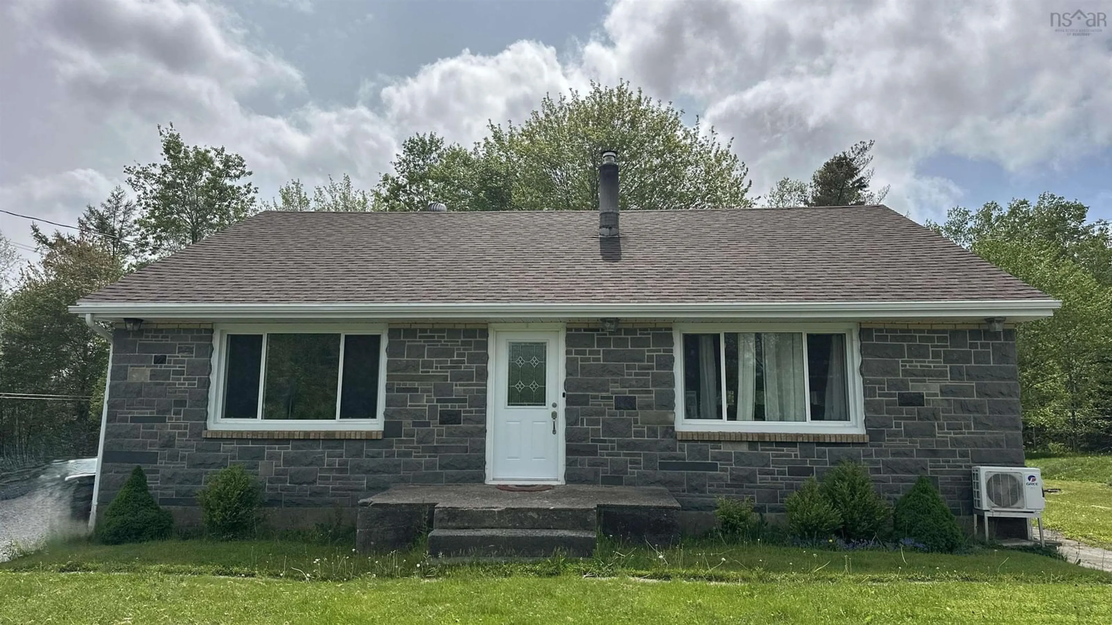 Home with vinyl exterior material, building for 176 277 Hwy, Lantz Nova Scotia B2S 1S8