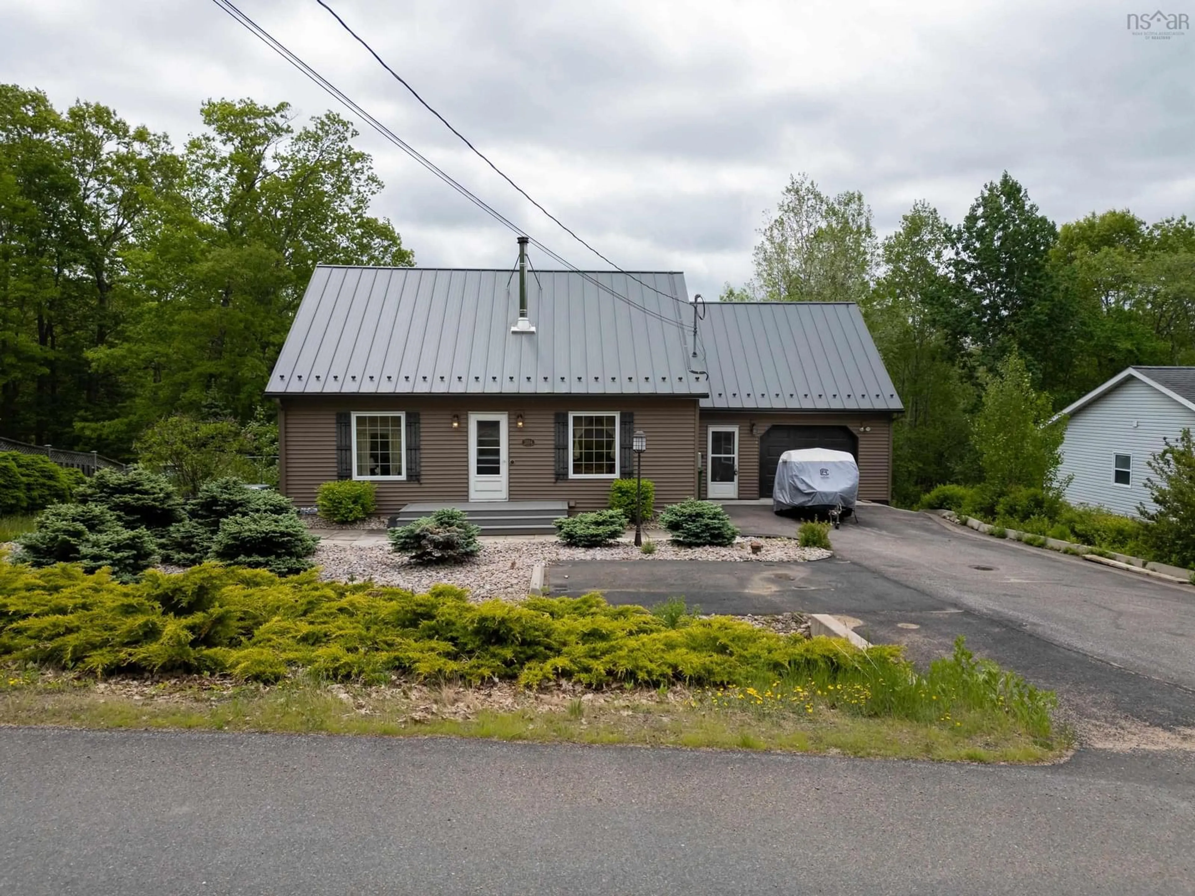 A pic from outside/outdoor area/front of a property/back of a property/a pic from drone, unknown for 2894 Ward St, Coldbrook Nova Scotia B4R 1A4