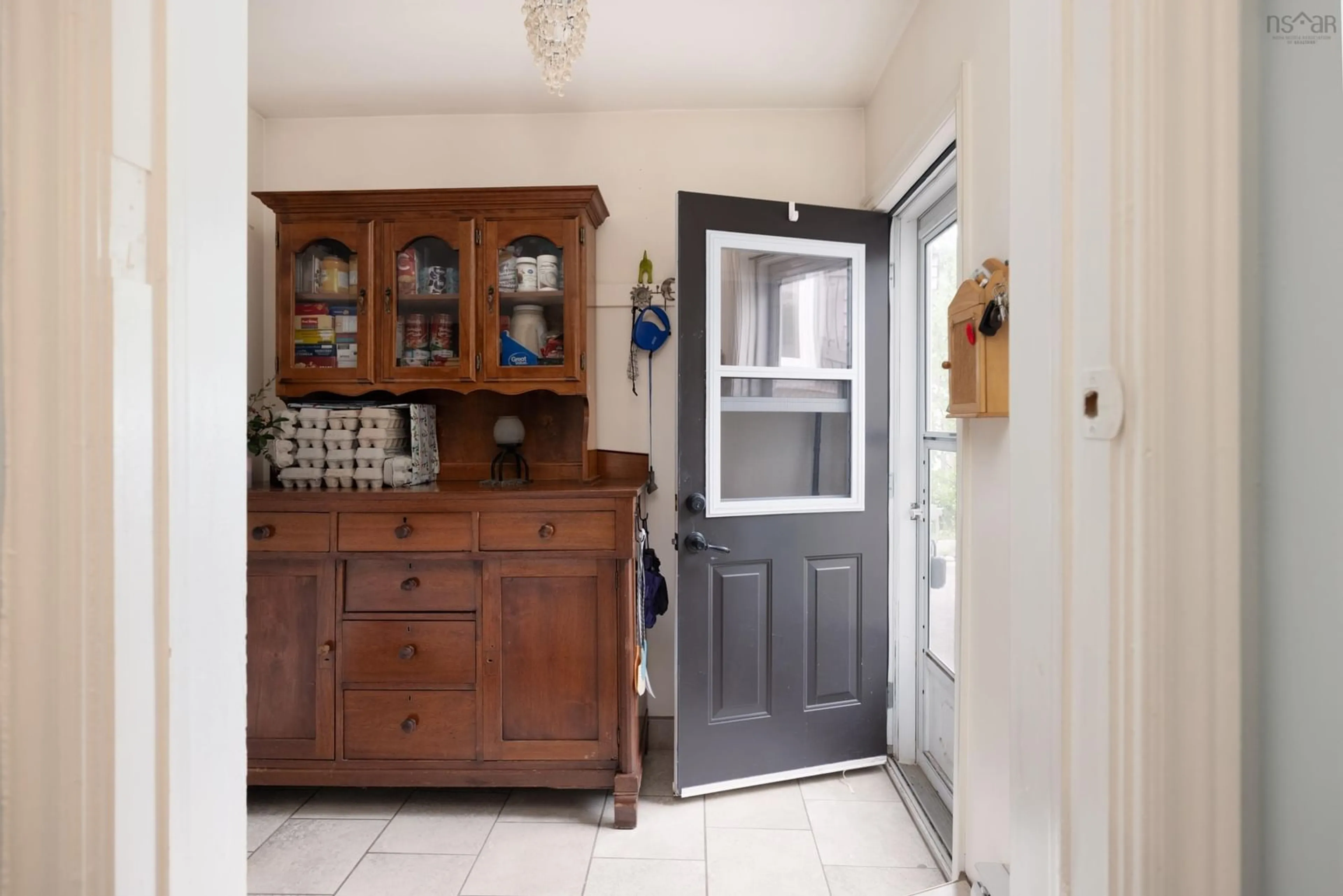Indoor entryway for 2894 Ward St, Coldbrook Nova Scotia B4R 1A4