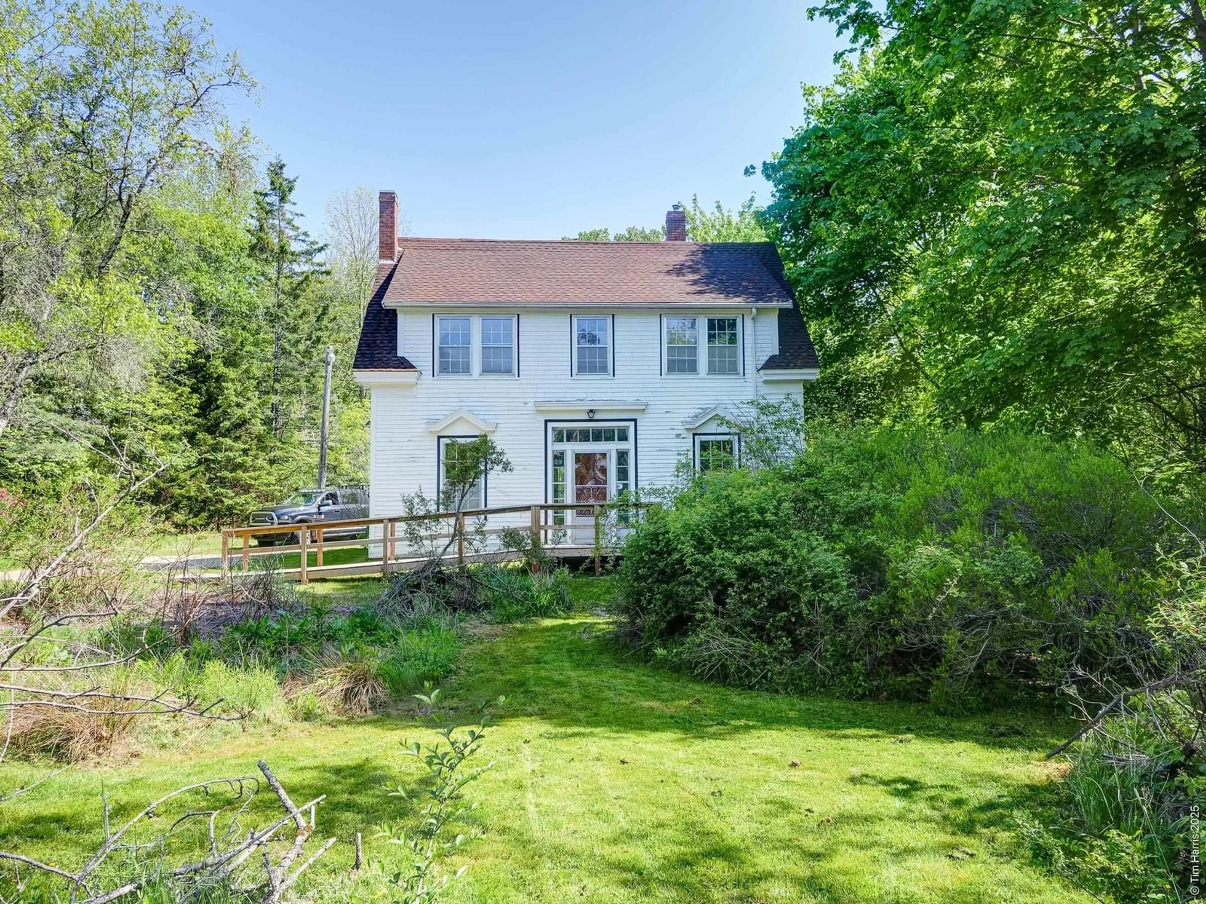 A pic from outside/outdoor area/front of a property/back of a property/a pic from drone, unknown for 3948 North St, Chester Nova Scotia B0J 1J0