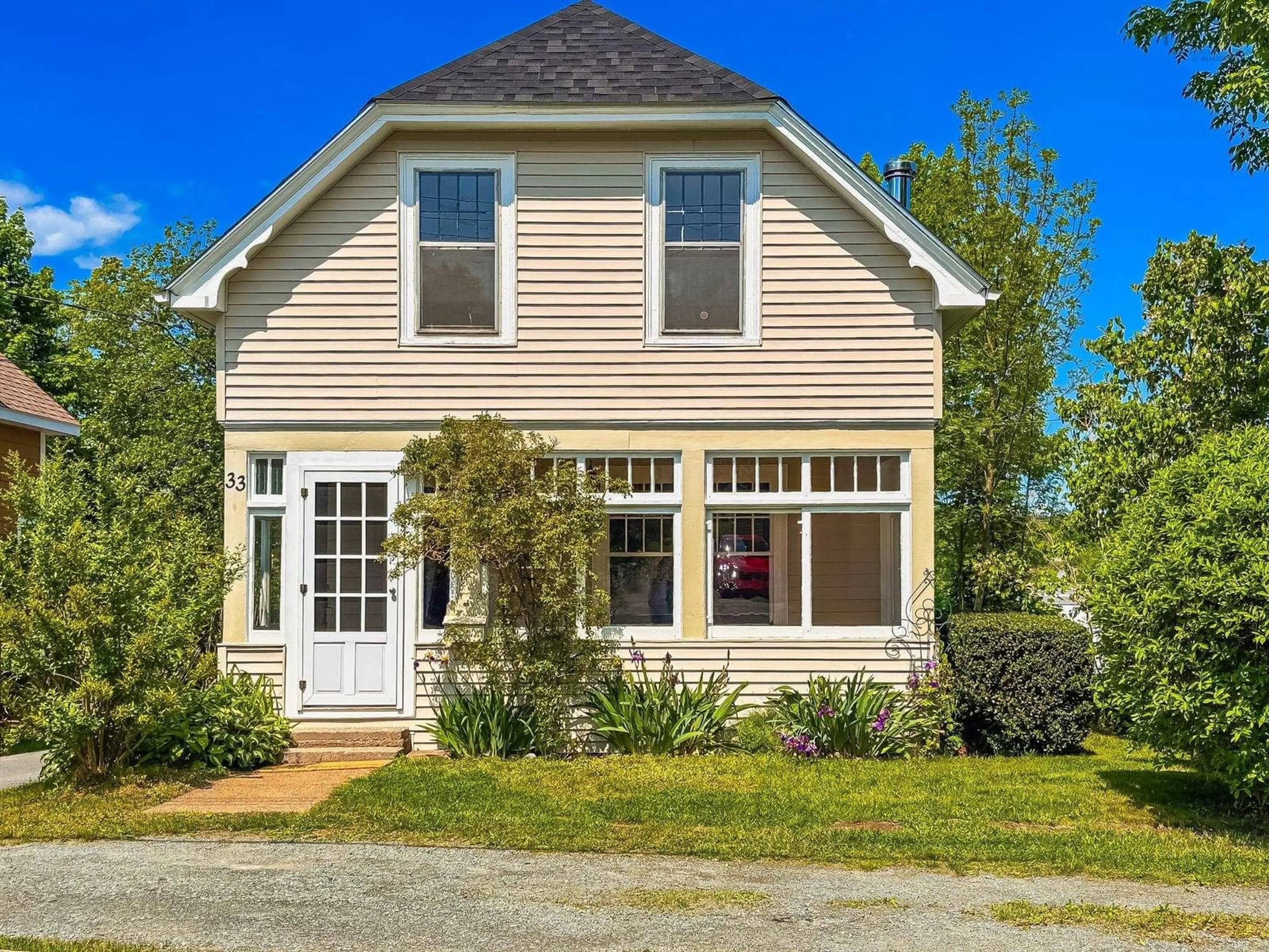Home with vinyl exterior material, street for 33 St Andrews St, Bridgewater Nova Scotia B4V 2E1