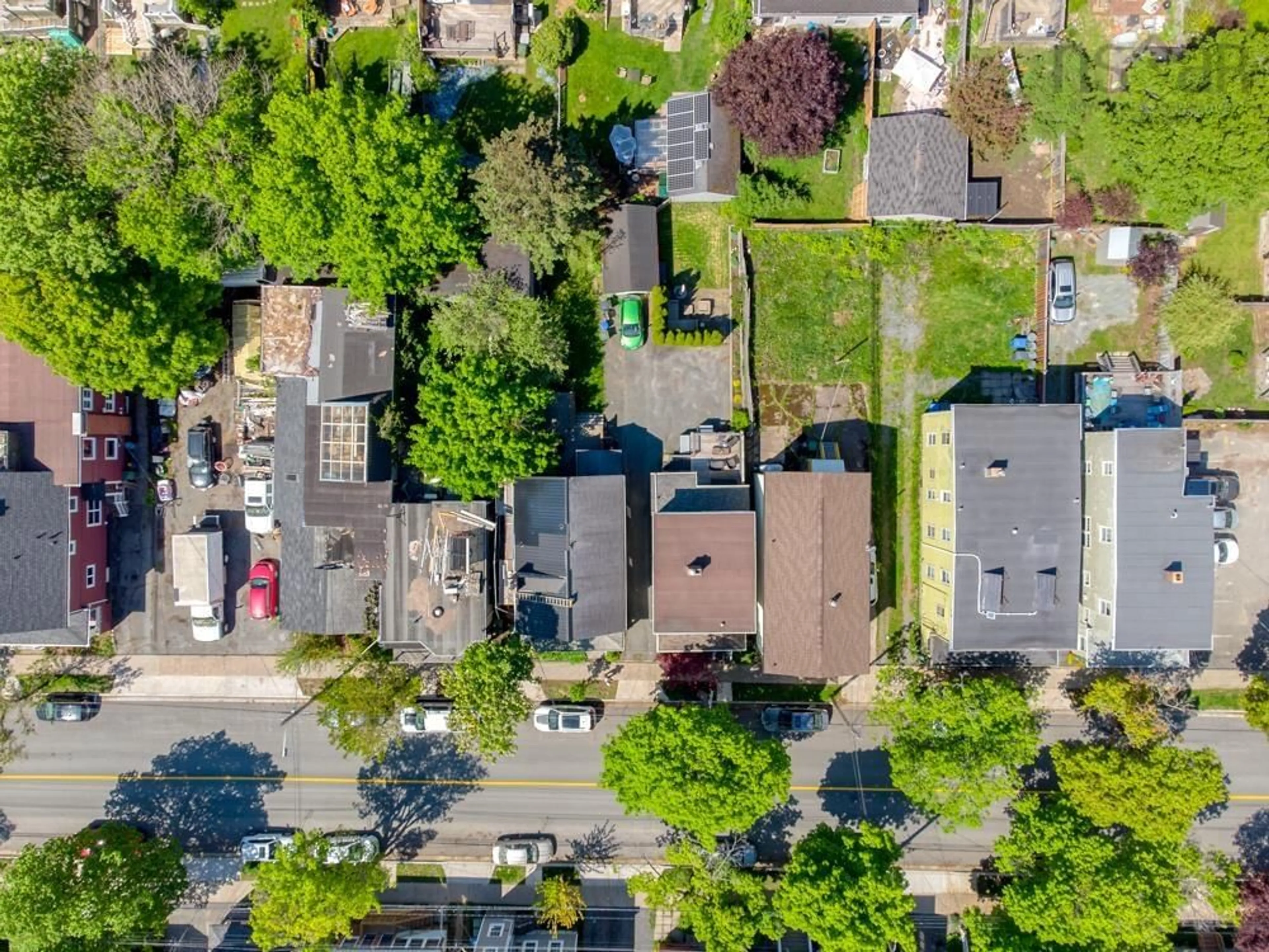 A pic from outside/outdoor area/front of a property/back of a property/a pic from drone, street for 2078 Oxford St, Halifax Regional Municipality Nova Scotia B3L 2T2