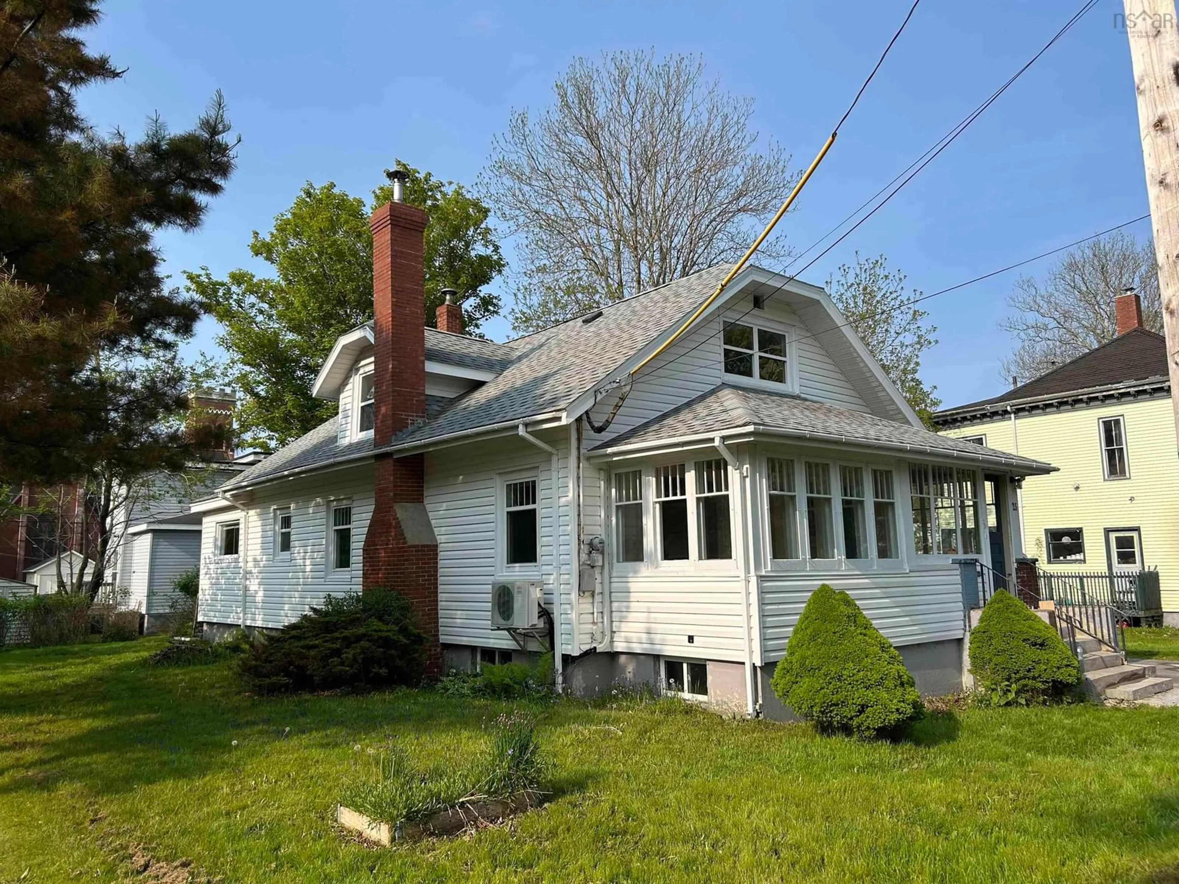 Home with vinyl exterior material, street for 25 Cumberland St, Yarmouth Nova Scotia B5A 1C9