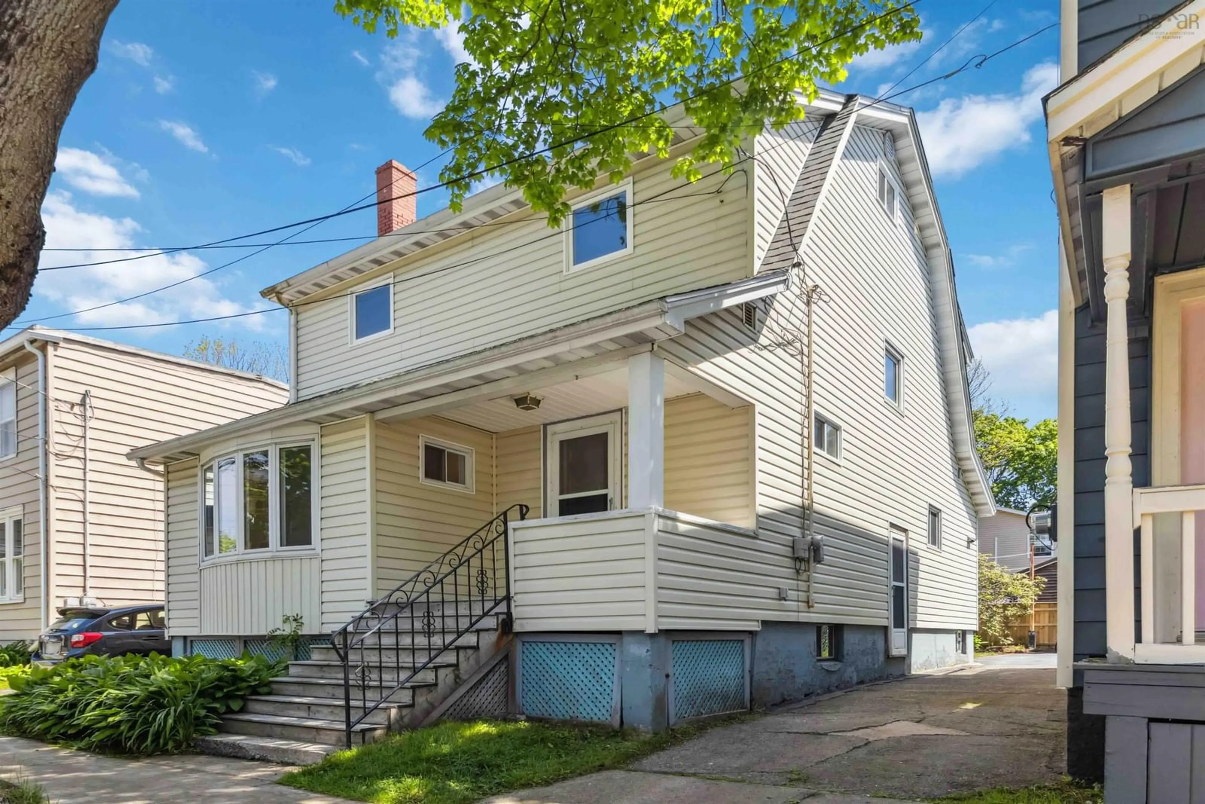 Home with vinyl exterior material, street for 2577 Oxford St, Halifax Nova Scotia B3L 2T5
