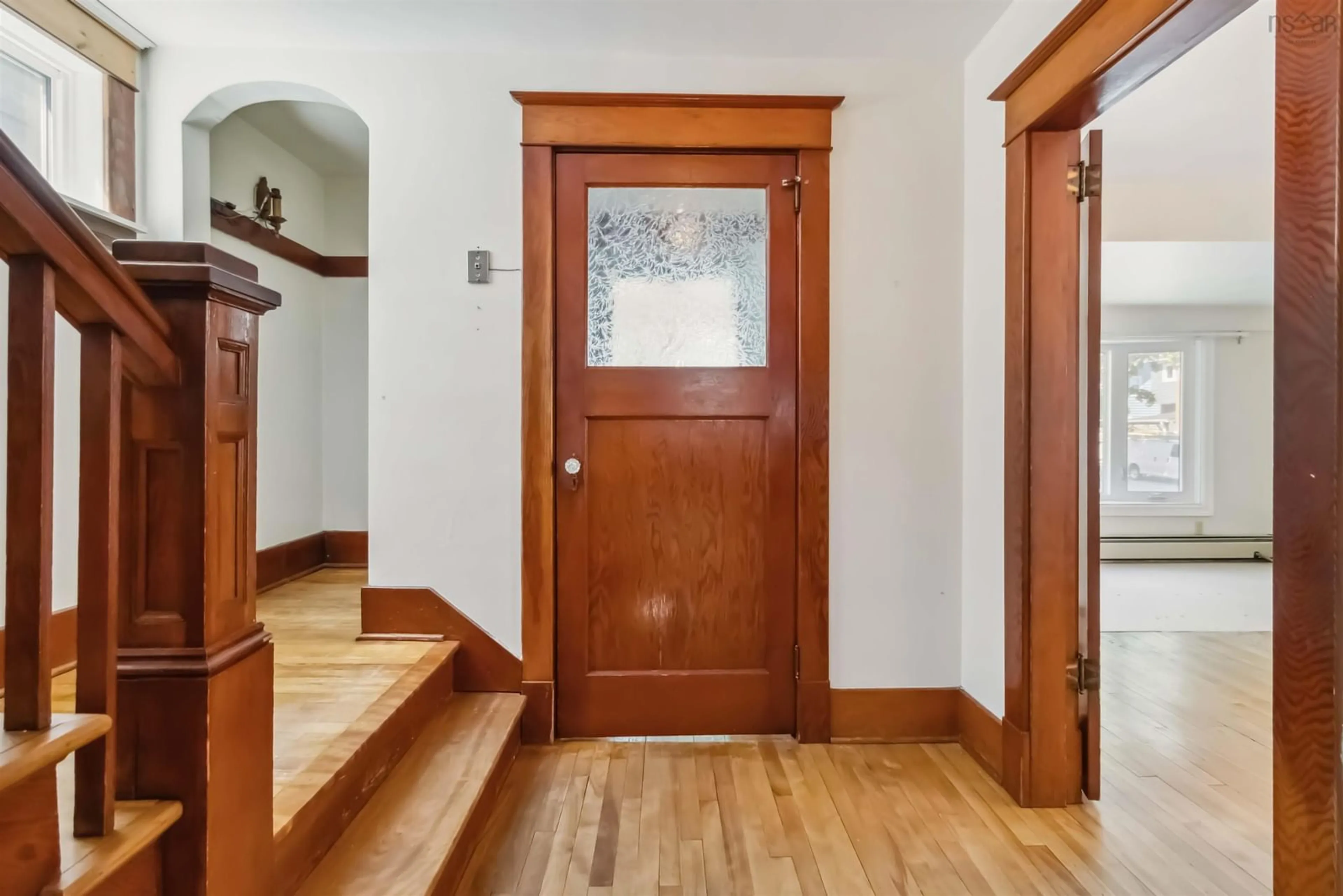 Indoor entryway for 2577 Oxford St, Halifax Nova Scotia B3L 2T5