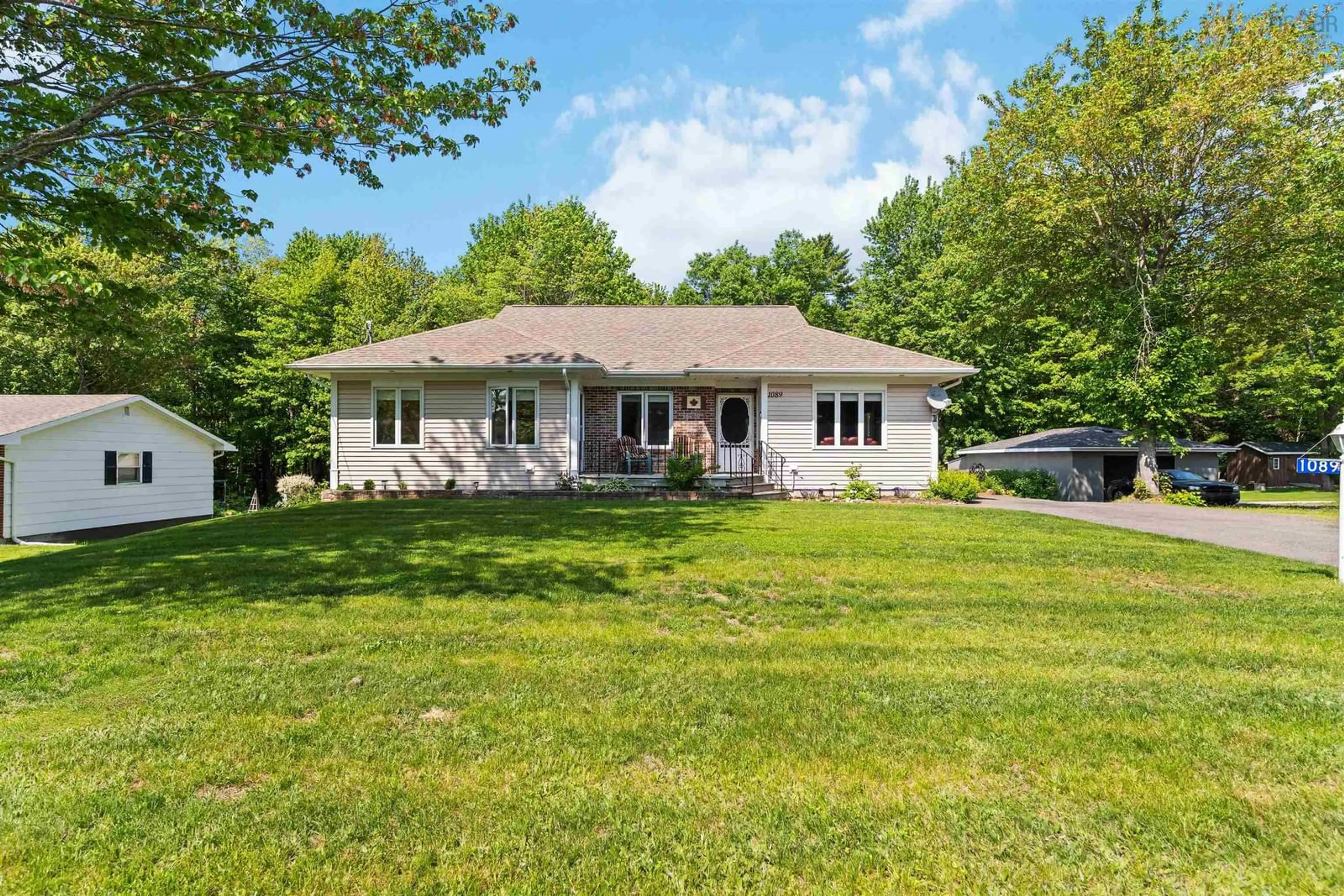 Home with vinyl exterior material, unknown for 1089 Pine Crest Dr, Centreville Nova Scotia B0P 1J0