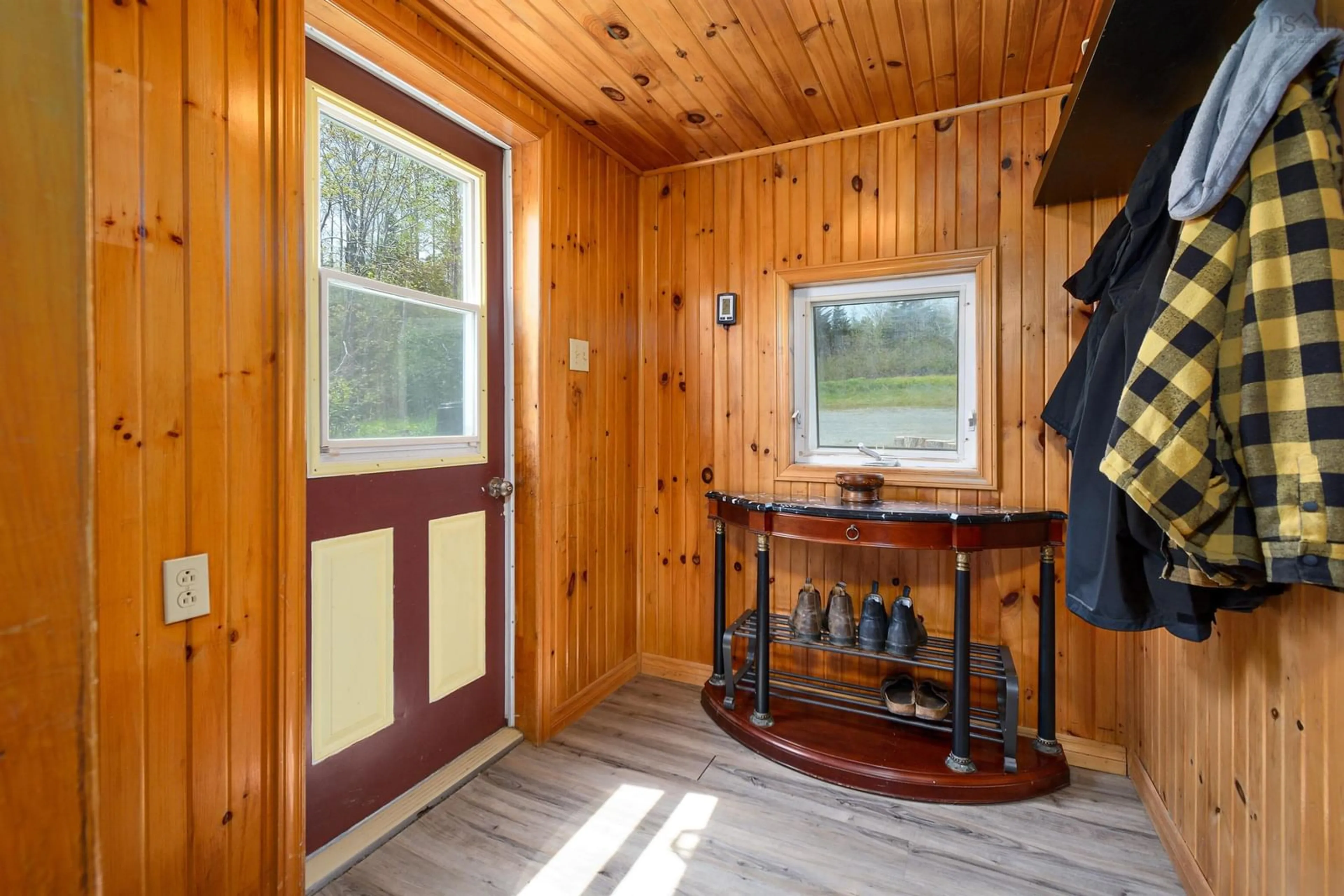 Indoor entryway for 8982 Pepperell St, St. Peter's Nova Scotia B0E 3B0