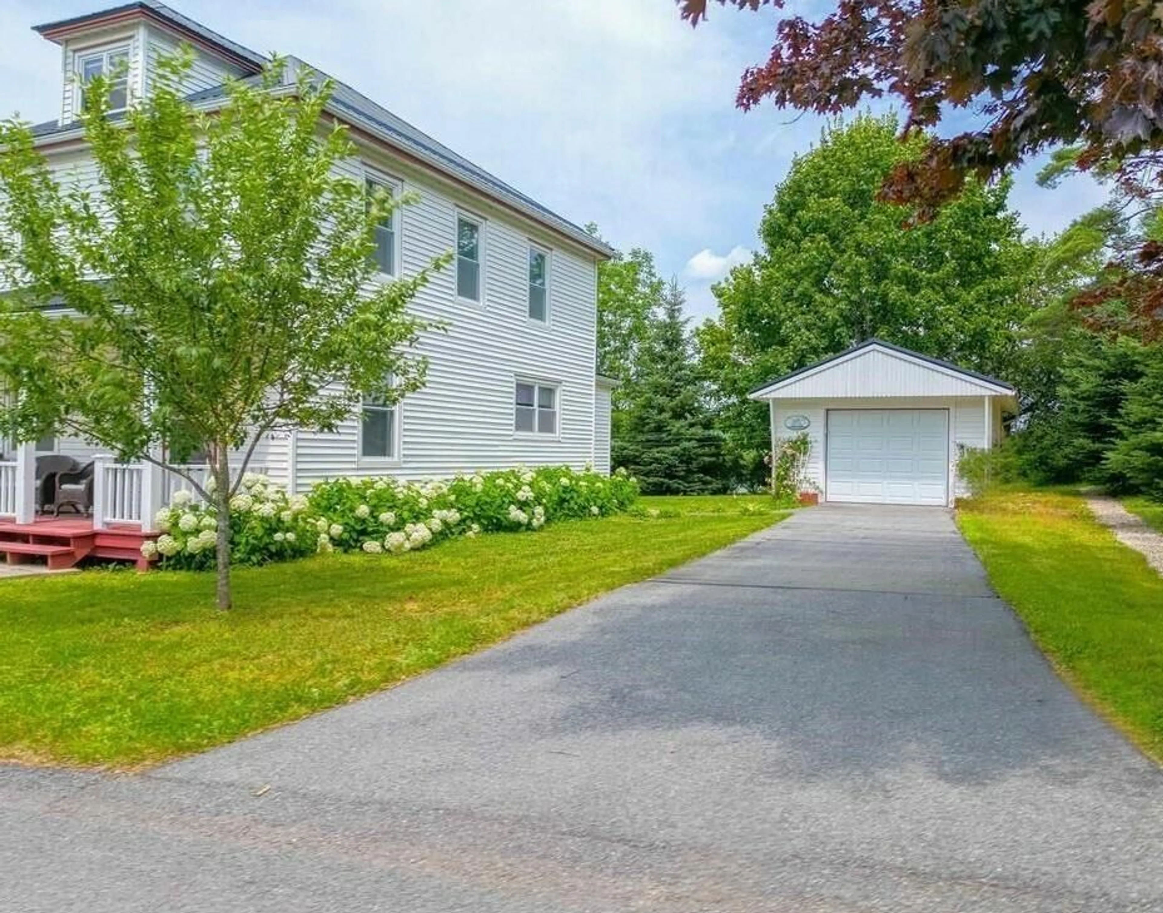Home with vinyl exterior material, street for 133 Pleasant St, Mahone Bay Nova Scotia B0J 2E0