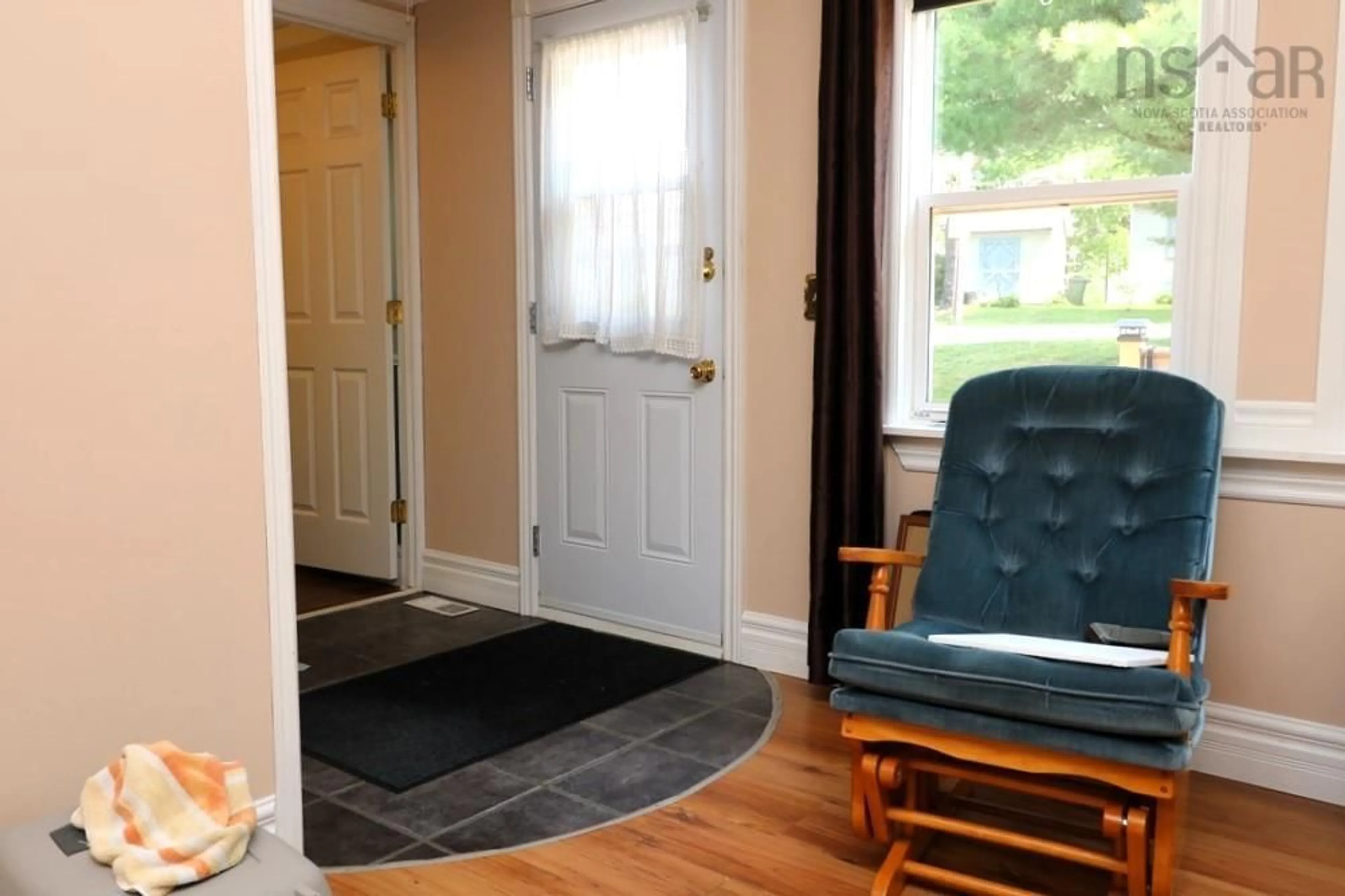 Indoor entryway for 1500 Woodbine Dr, Beaver Bank Nova Scotia B4E 2M8