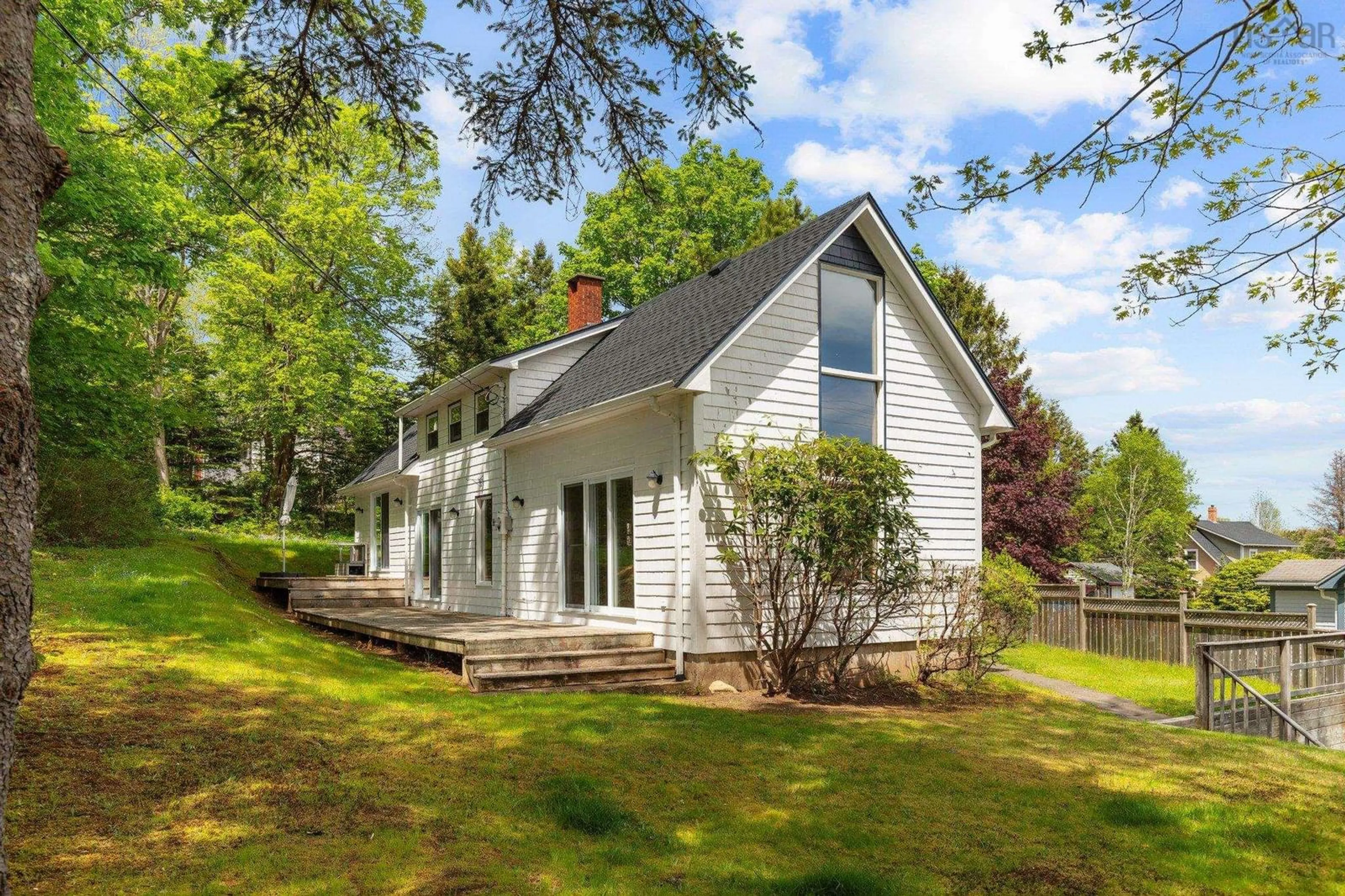 Home with vinyl exterior material, unknown for 165 King St, Chester Nova Scotia B0J 1J0