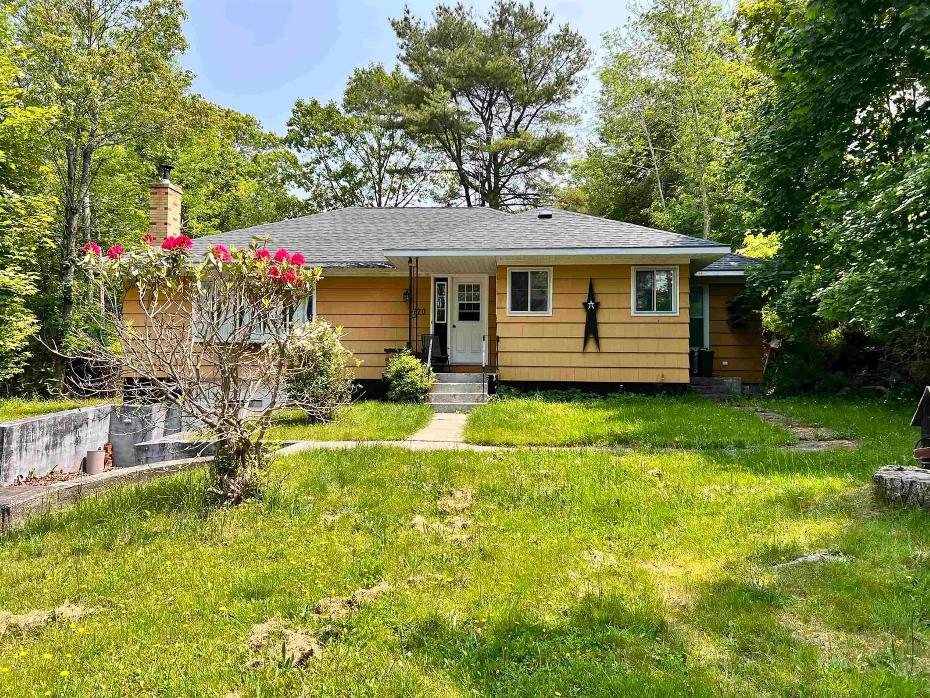 Home with vinyl exterior material, street for 170 Digby St, Shelburne Nova Scotia B0T 1W0