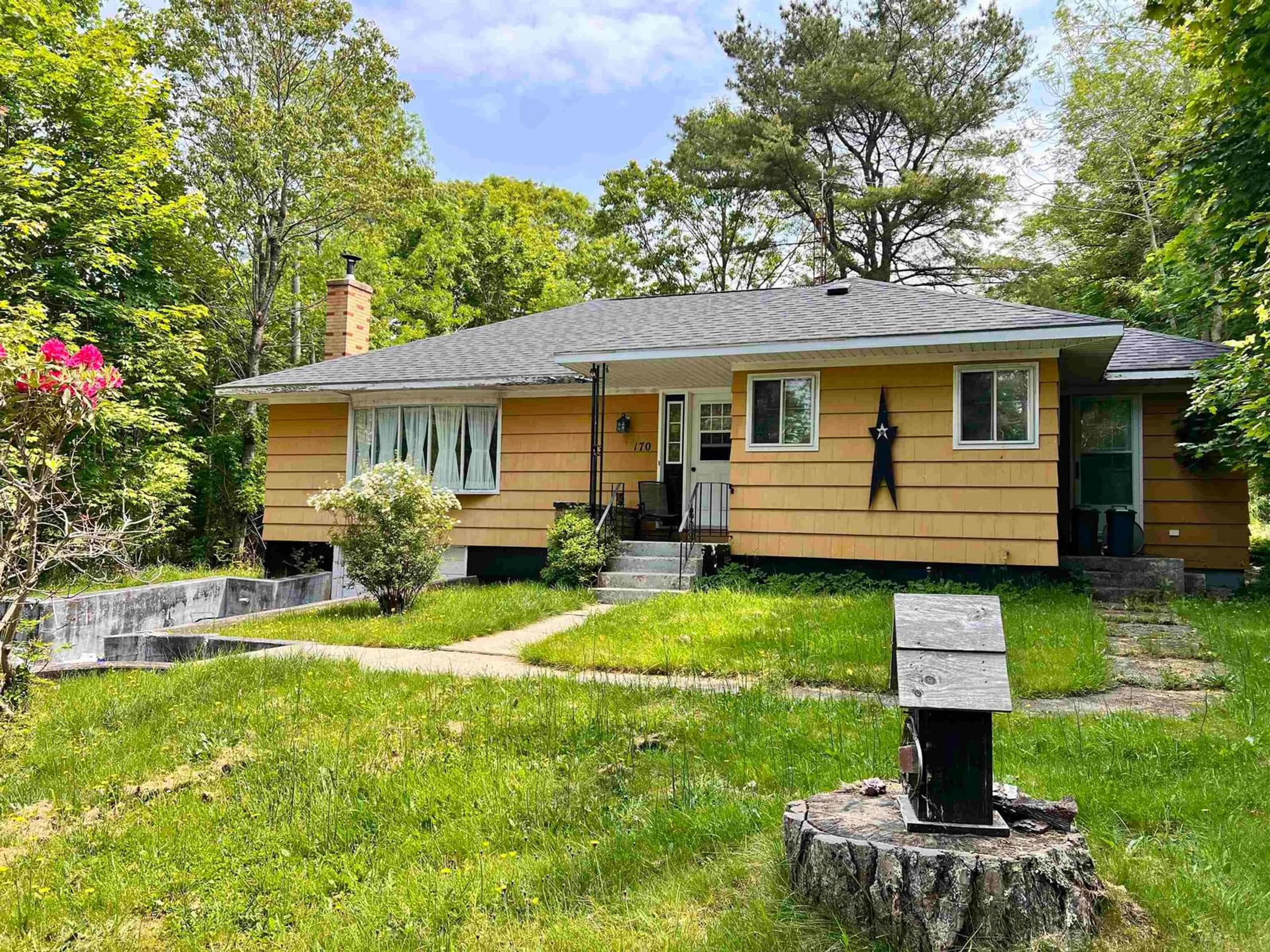 Home with vinyl exterior material, street for 170 Digby St, Shelburne Nova Scotia B0T 1W0