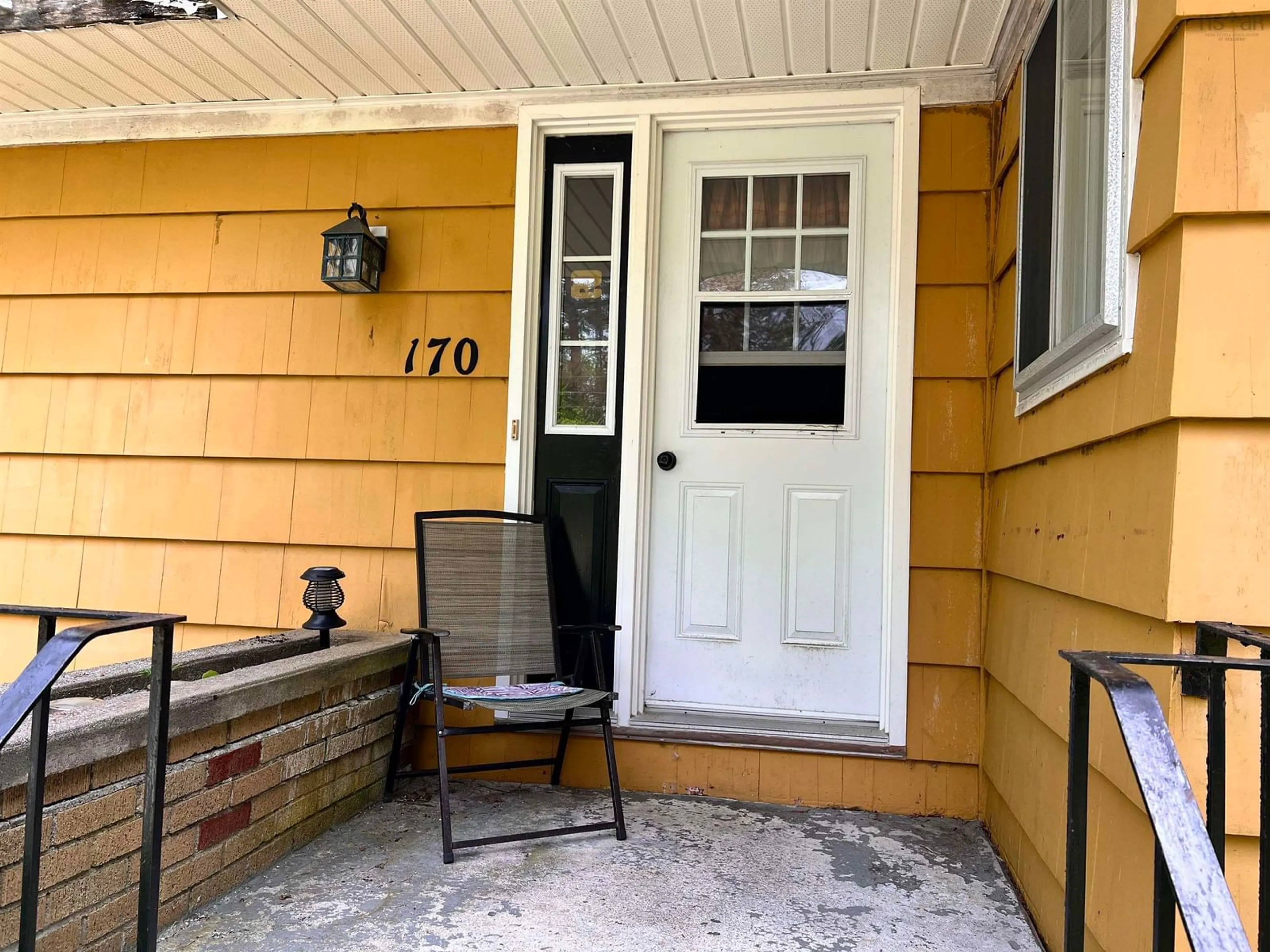 Indoor entryway for 170 Digby St, Shelburne Nova Scotia B0T 1W0